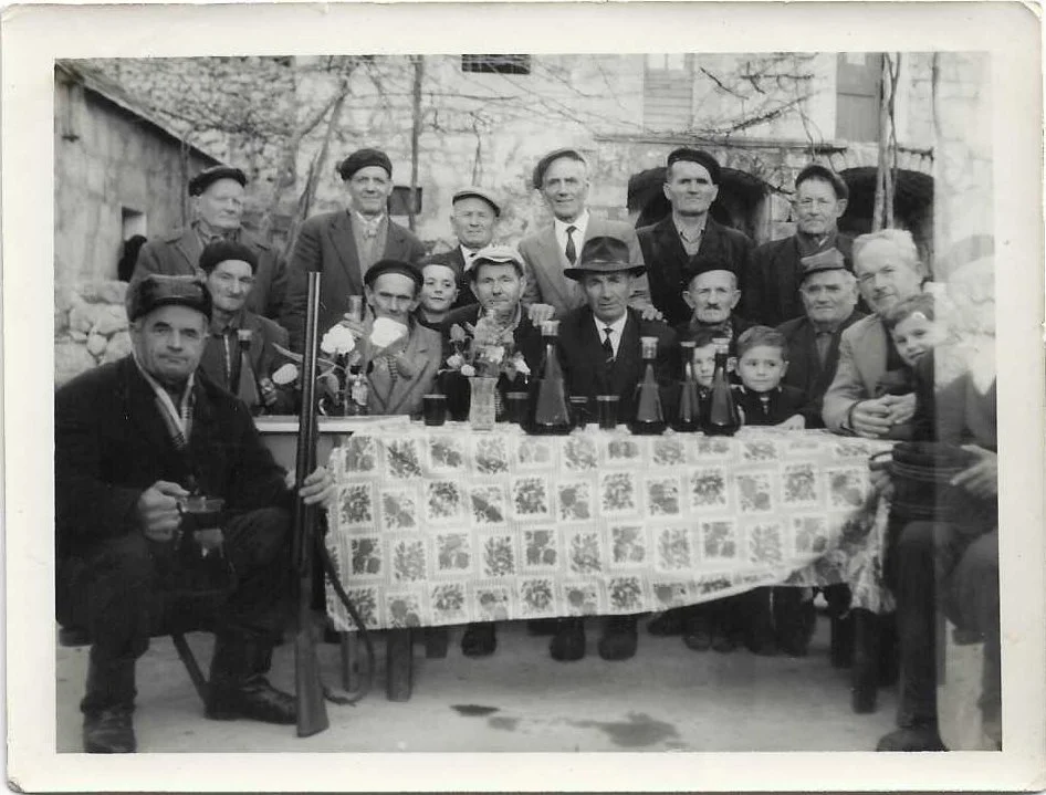 Negdašnji Božićni običaji u Slivnu - prepoynaju se na slici Petar Jurić, Ljubo Glibota, Jokan Glibota, Bože Glibota, Dragiša Glibota, Ivan Braco glibota (dijete)