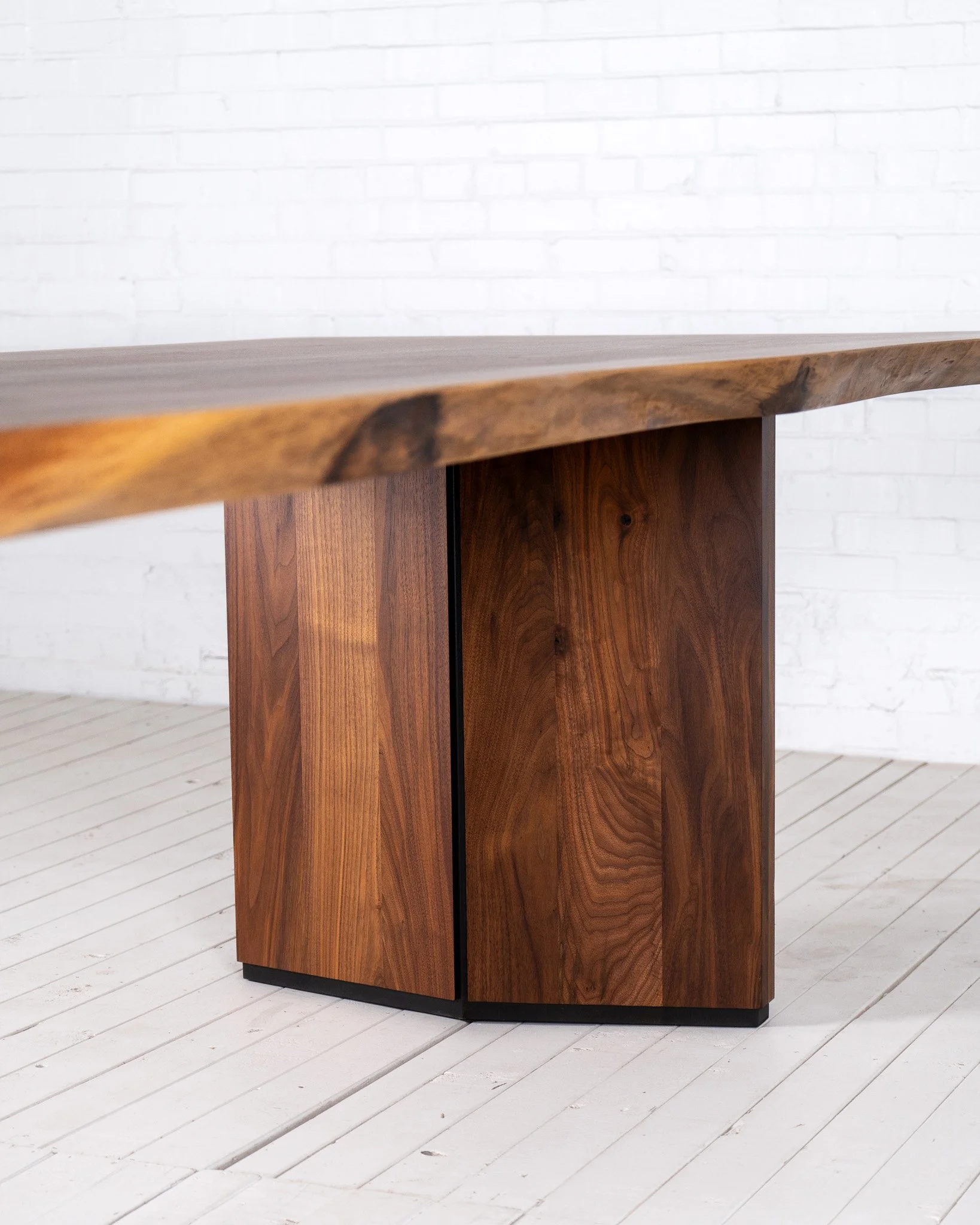 Lowen Table