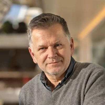 Portret van een man in casual kleding binnen.