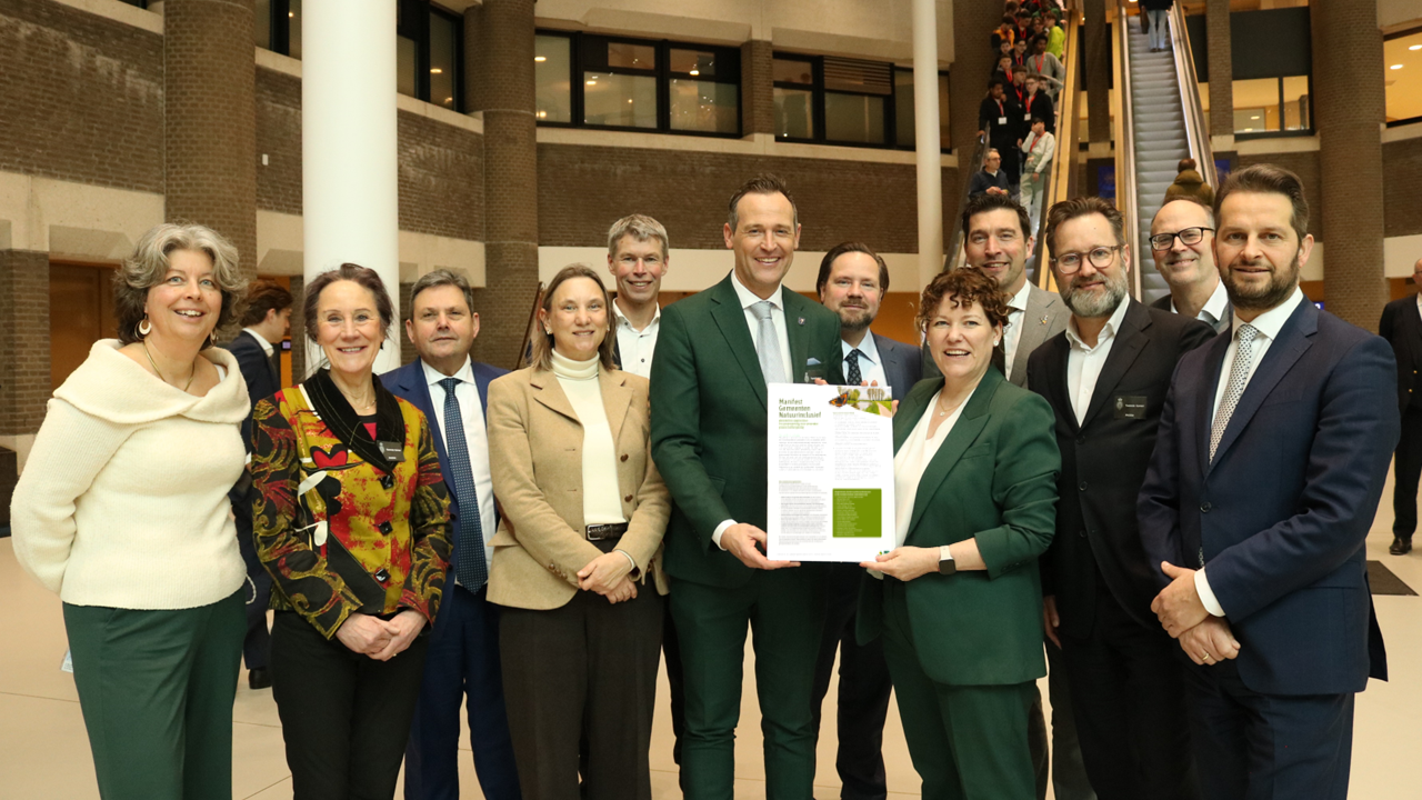 Manifest Gemeenten Natuurinclusief aangeboden aan Tweede Kamer