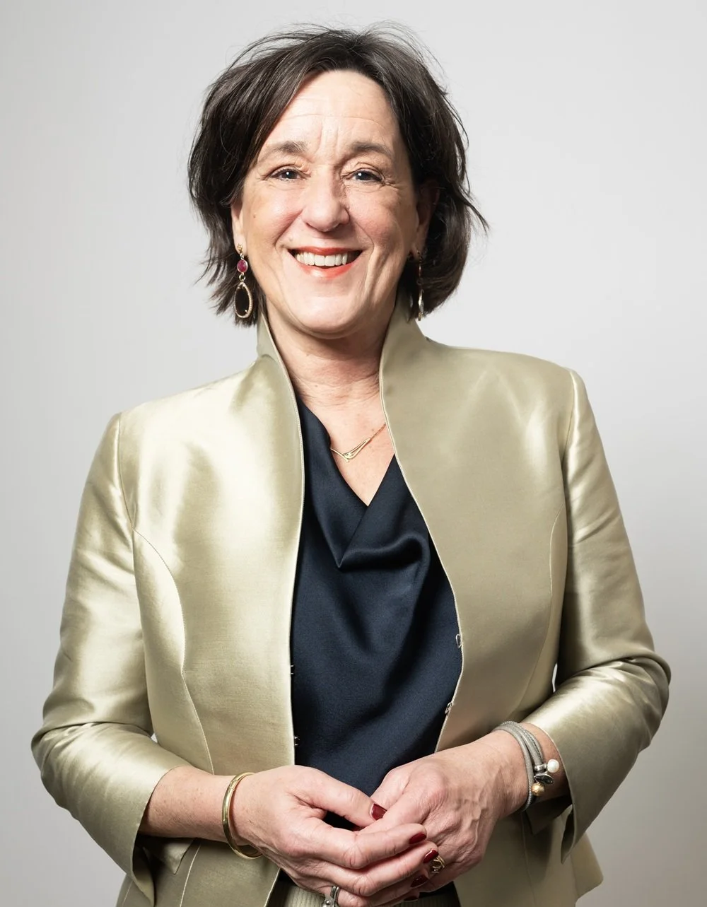 Lachende vrouw voor een witte achtergrond