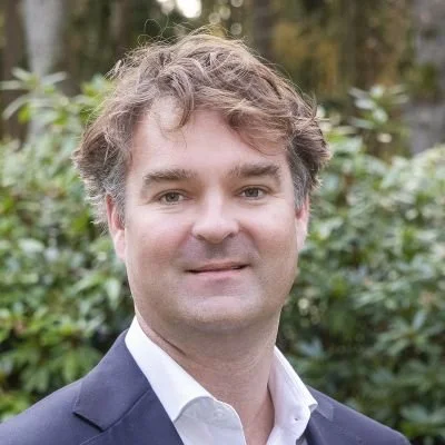 Man in pak met achtergrond van groen bladeren