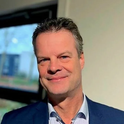 Man in pak voor raam met daglicht