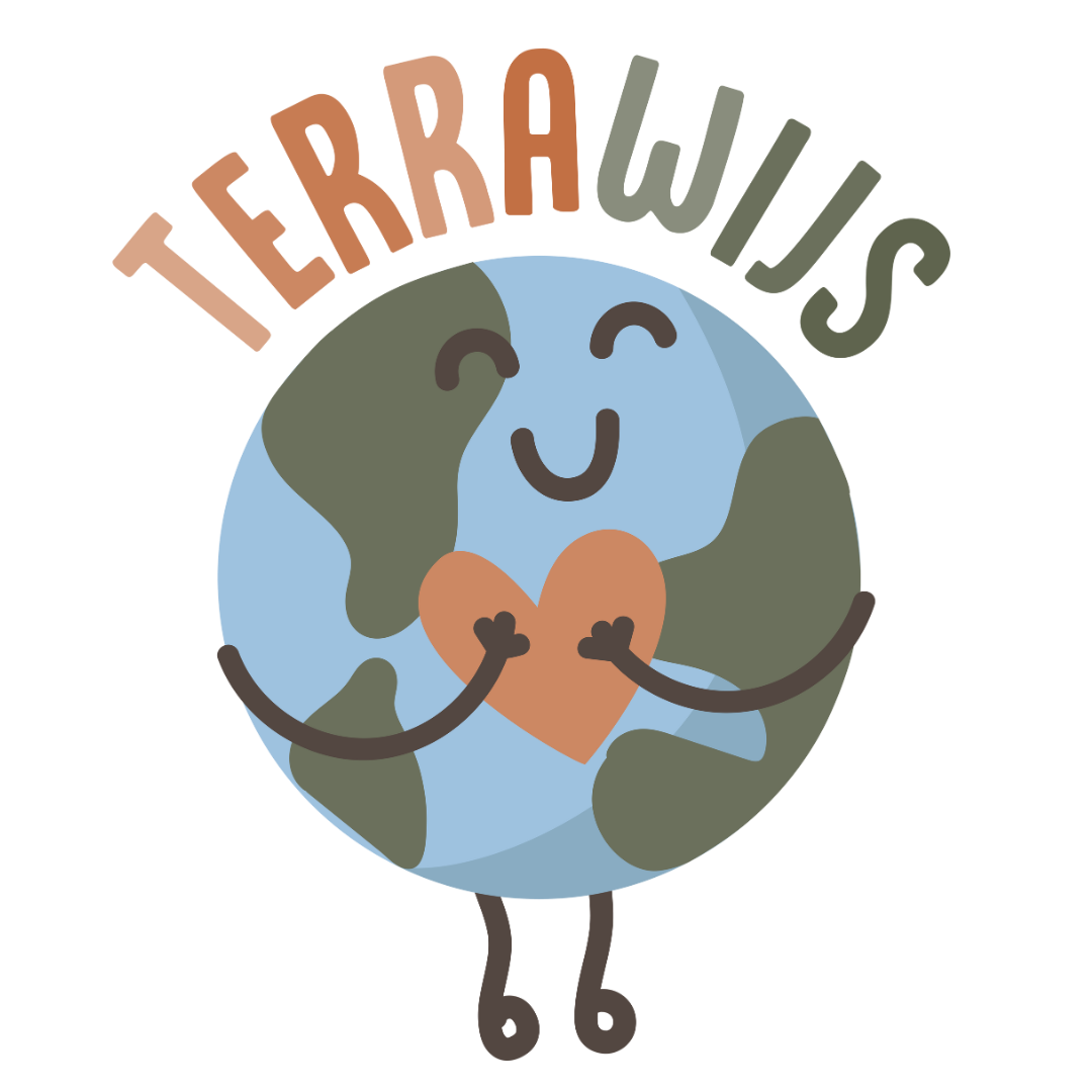 Illustratie van een lachende, blije wereldbol die een hart vasthoudt, met het woord 'Terrawijs' erboven. De wereldbol heeft armen, benen en een gezichtje.
