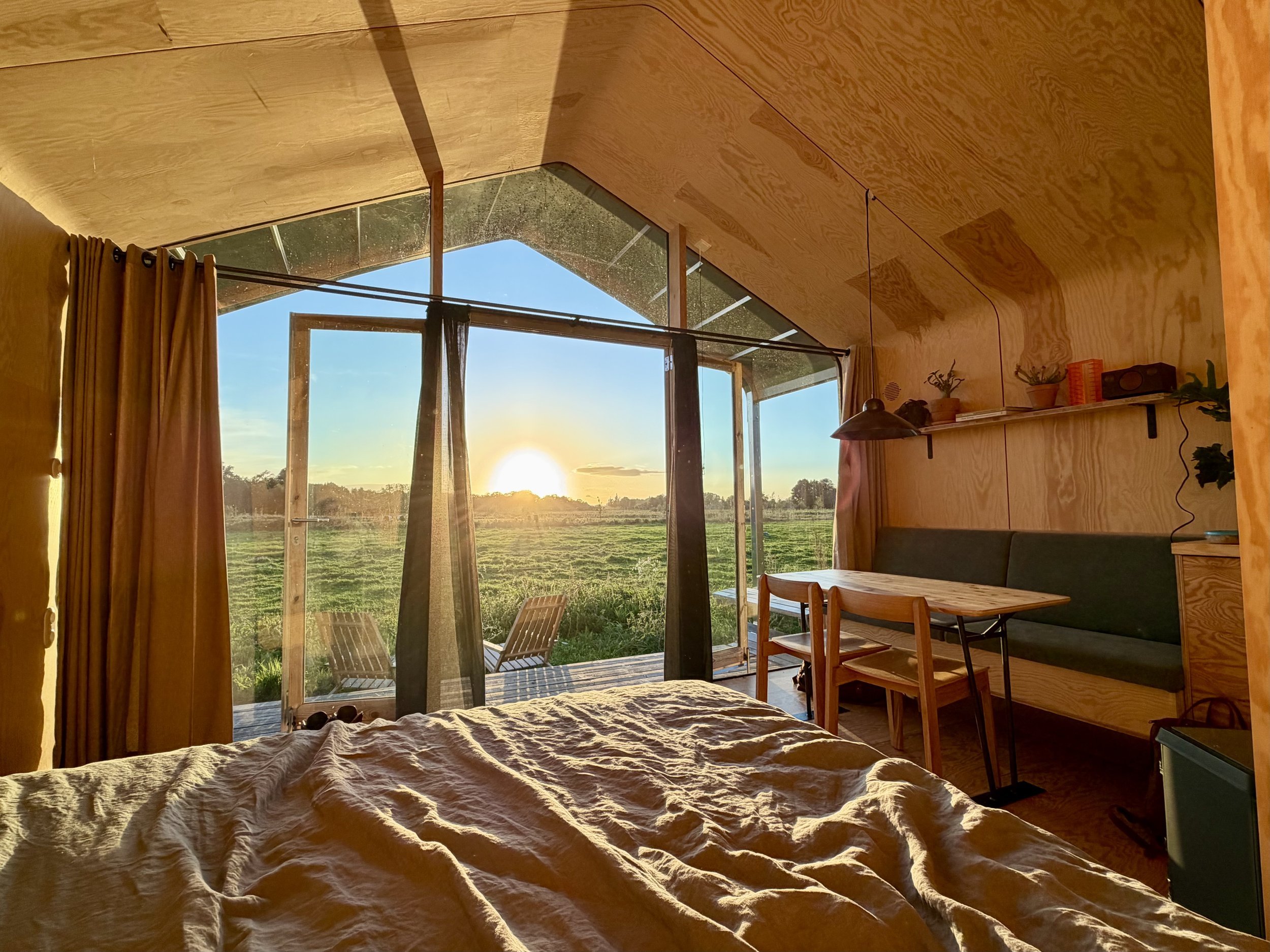 Een foto van een cabine met een zonsondergang