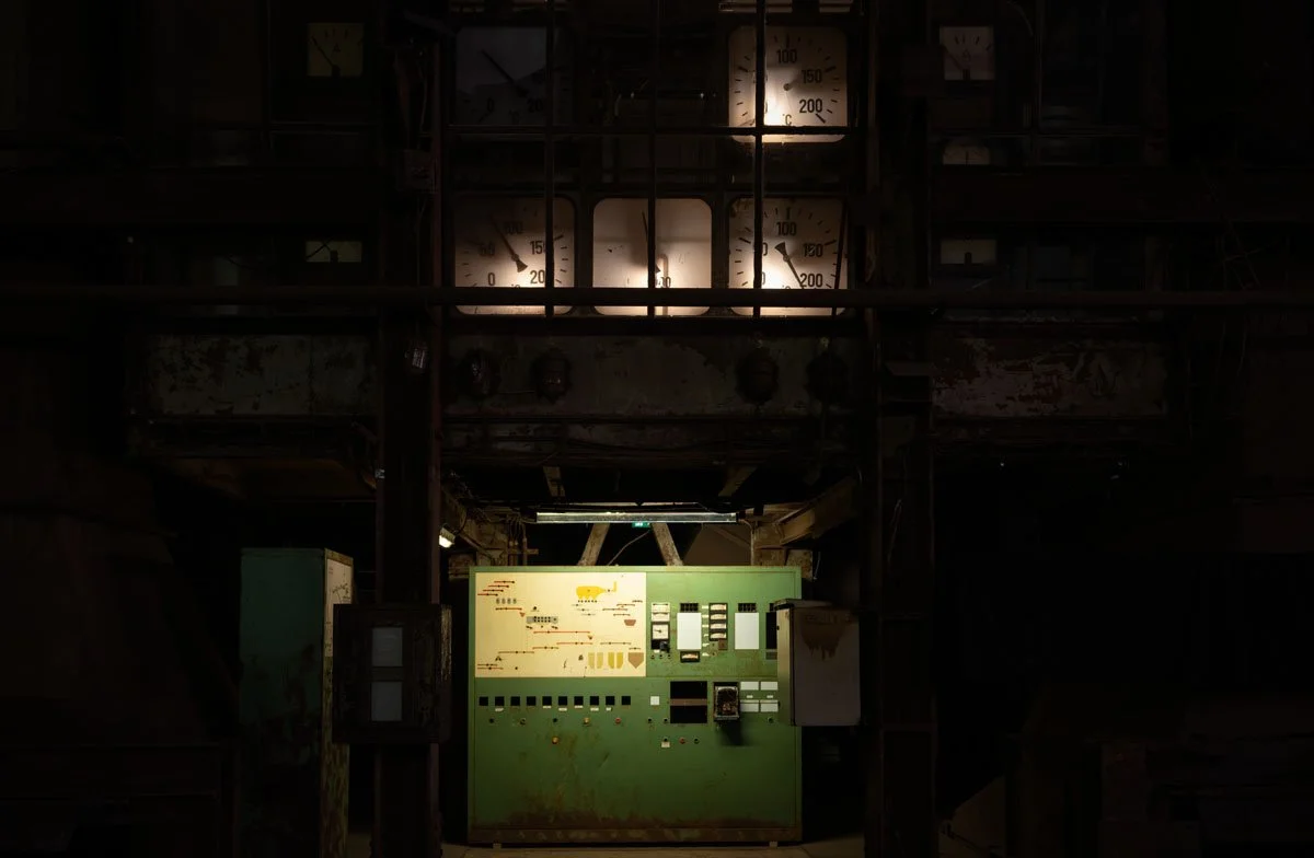 Dans la pénombre une armoire verte de commande dans les entrailles du site de volklingen Hutte