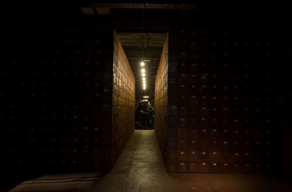 Un couloir de casier mettalique dans le clair obscure