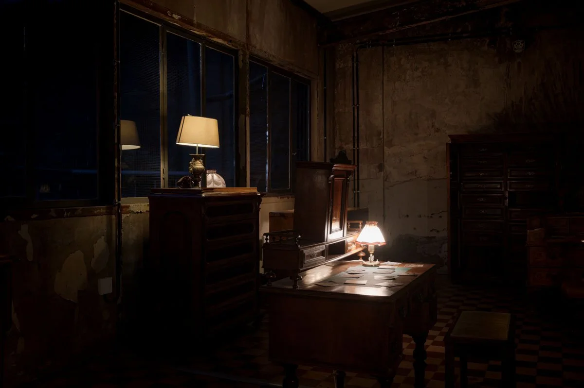 Bureau ancien éclairé par des lampes