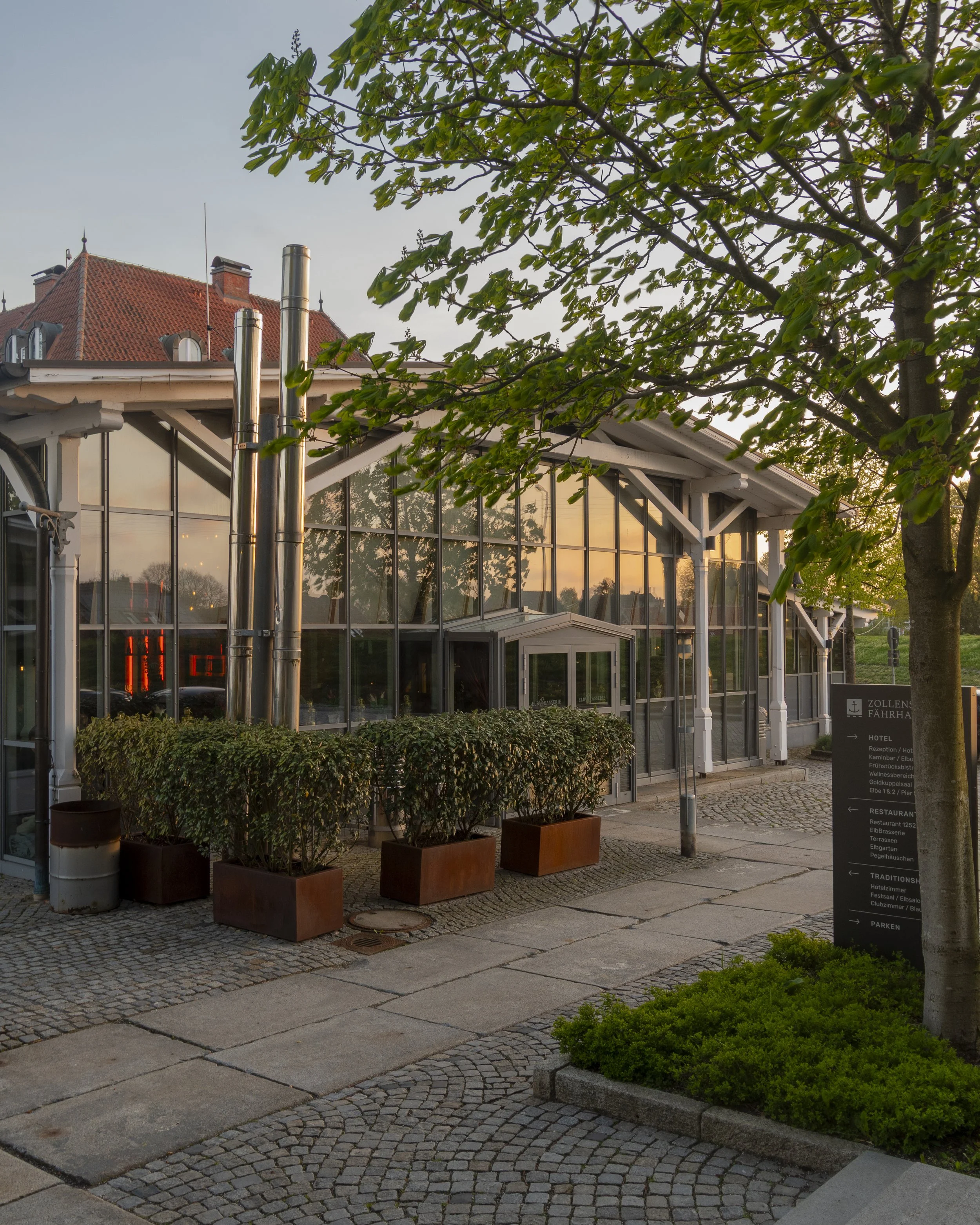 Restaurant building.jpg