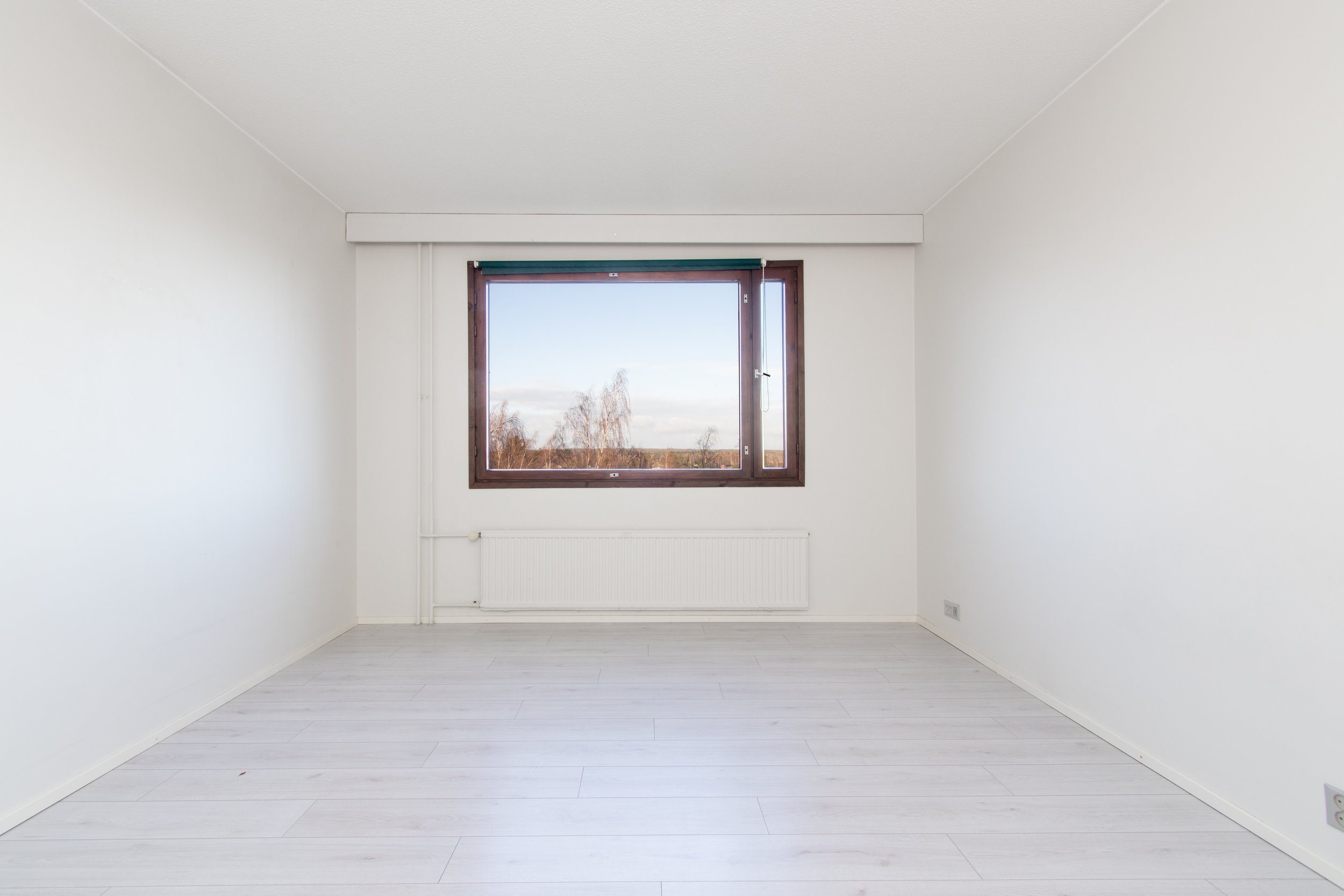 Tyhjä valkoinen huone ikkuna ja lattia