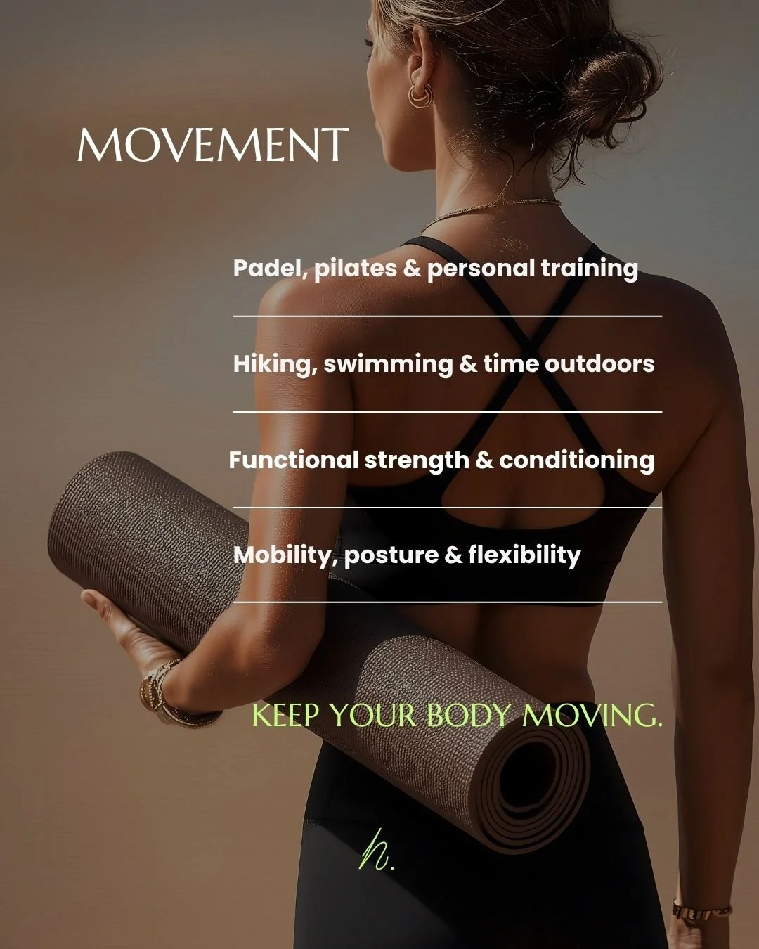 Une femme vue de dos portant un tapis de yoga, avec le texte en français "MOUVEMENT" et différentes activités physiques listées, comme le padel, le Pilates, la natation, la marche en plein air, la musculation et la mobilité.