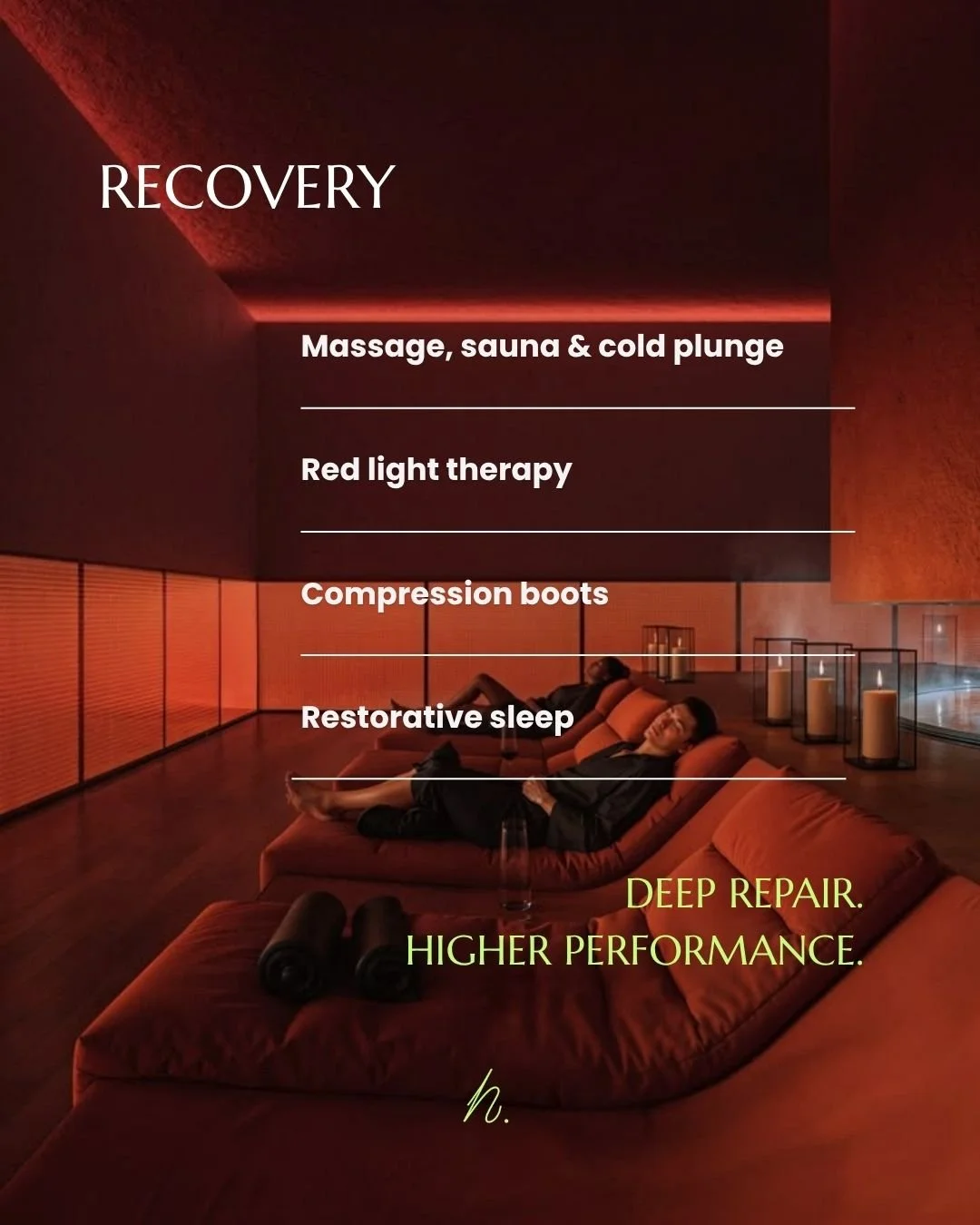 Une personne allongée sur un canapé dans une pièce sombre avec une ambiance chaleureuse, décrivant différents traitements de récupération tels que massage, sauna, plongée en froid, thérapie par lumière rouge, bottes de compression, et sommeil réparateur. Texte indiquant que ces traitements favorisent la réparation profonde et une meilleure performance.