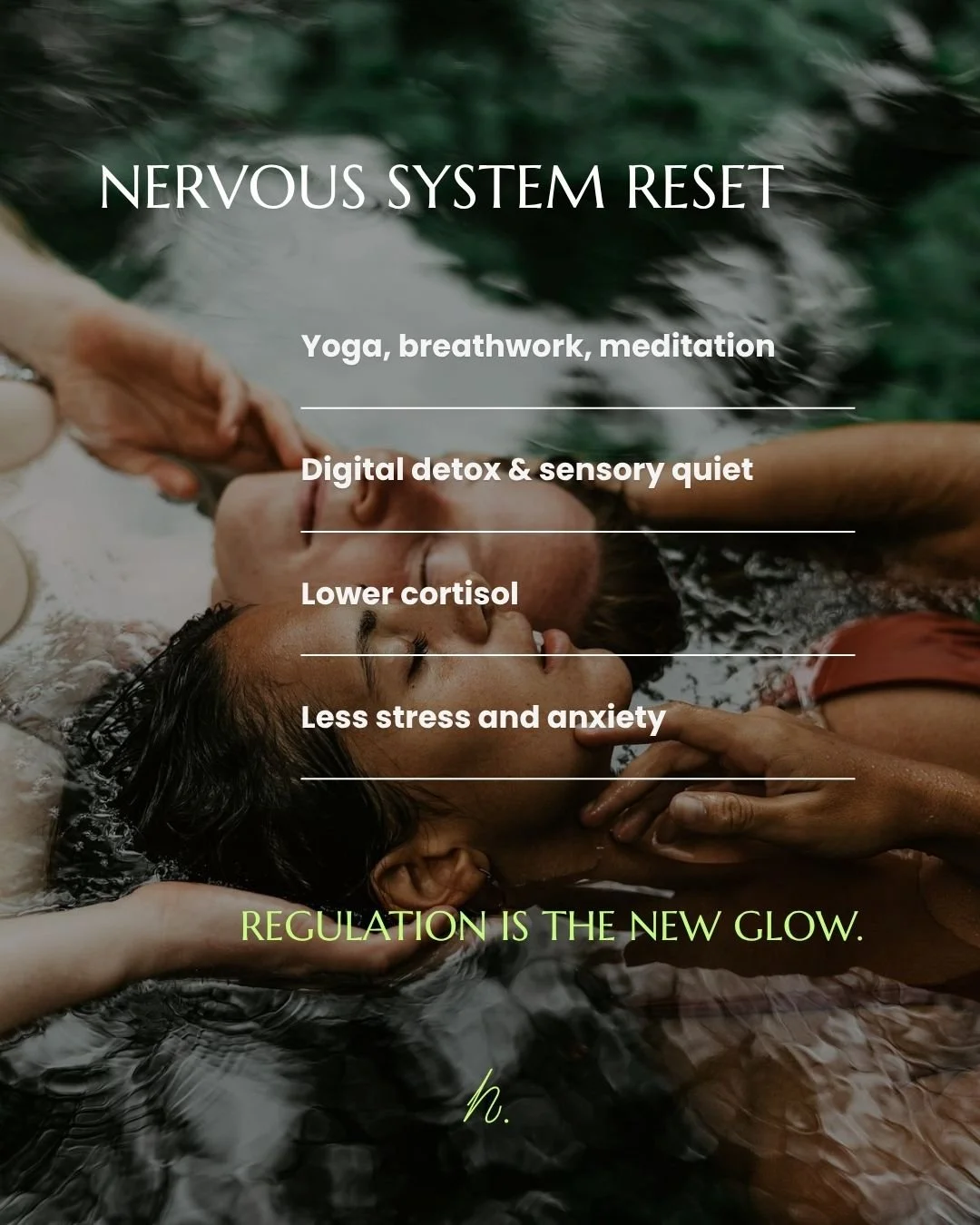 Deux personnes se détendent dans l'eau, faisant une séance de relaxation ou méditation. Sur l'image, il y a du texte décrivant une méthode pour réduire le stress et l'anxiété, comprenant le yoga, la respiration, la méditation, la désintoxication numérique et un calme sensoriel, ainsi que la réduction du cortisol et le maintien de la régulation pour une meilleure santé mentale.