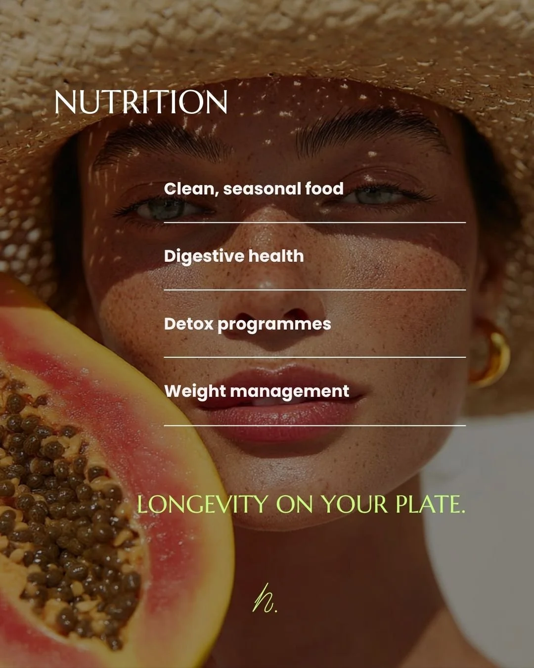 Une femme portant un chapeau de paille, tenant un melon. Texte superposé sur l'image : 'Nutrition, Aliments saisonniers et propres, Santé digestive, Programmes de détox, Gestion du poids. Longévité sur votre assiette.'