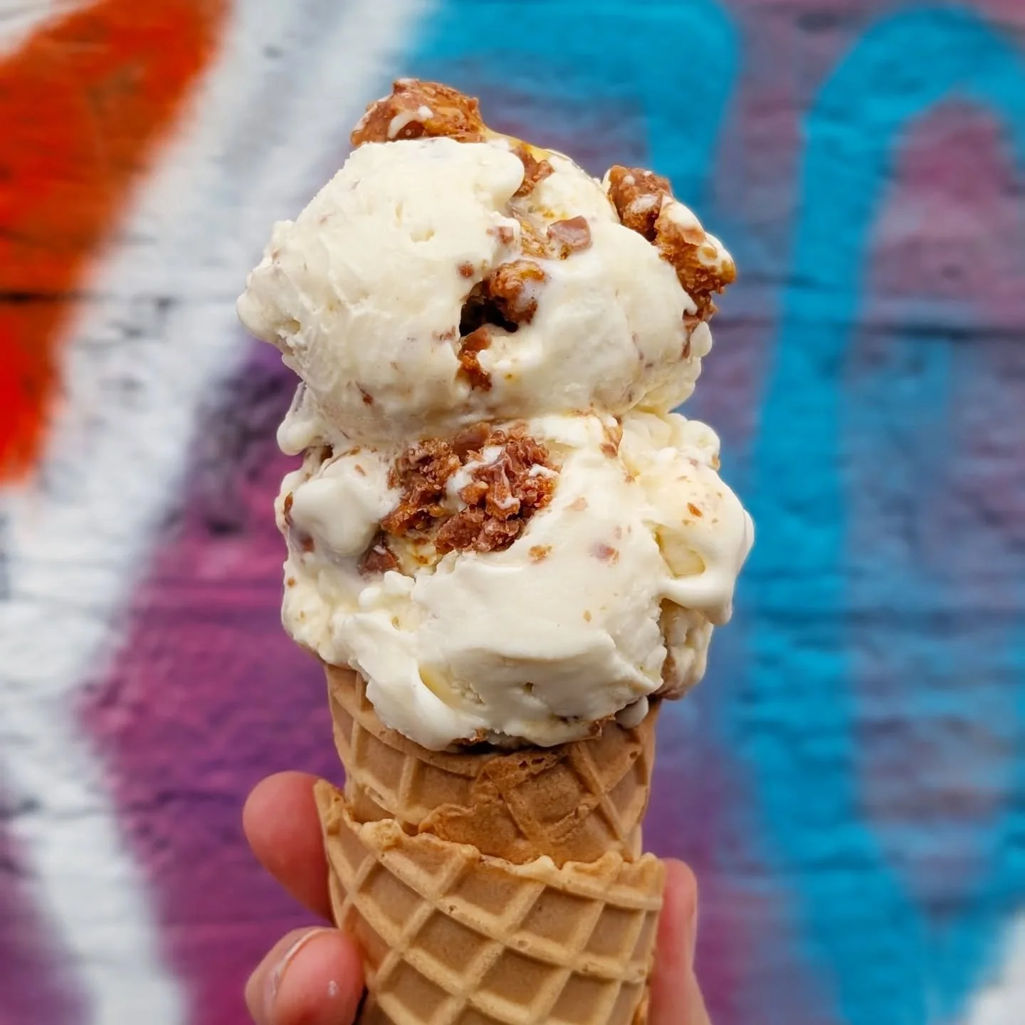 👩🏼&zwj;🍳🍨IT&rsquo;S CRUNCH TIME 🍯🍫
.
.
We&rsquo;ve gone full honey bunny this Easter with our April flavour drop&hellip;
Say hello to Crunchie Honeycomb Chocolate 💥
.
.
Inspired by the legendary Crunchie bars we all know and lurve, this one&rs