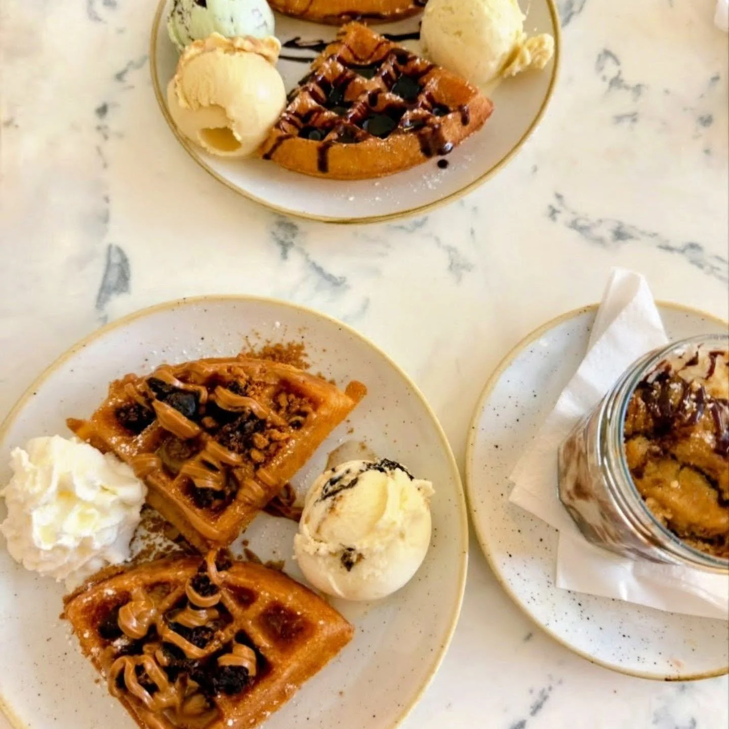 ☀️😋 Proof that ordering skills matter&hellip; 😏🍦
.
.
When Ellie  from @another_snack_reviewer is in town we are so delighted when she makes the time to come see us ❤️ Waffles, scoops, cake cups &mdash; she knows what she likes!👏
.
.
So good to se