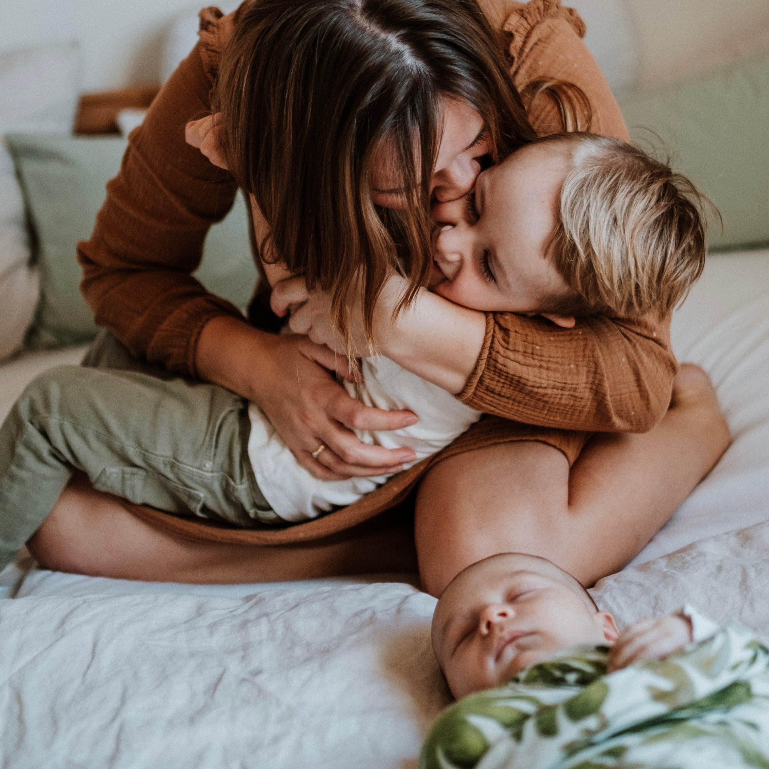 Ihr fragt Euch wie das wird, ein Neugeborenen Fotoshooting mit einem &auml;lteren Geschwisterkind? Wenn wir uns kennenlernen nehme ich mir immer Zeit, um eine Verbindung zu &auml;lteren Kindern aufzubauen. Ich f&uuml;hle was sie brauchen. Kinder woll