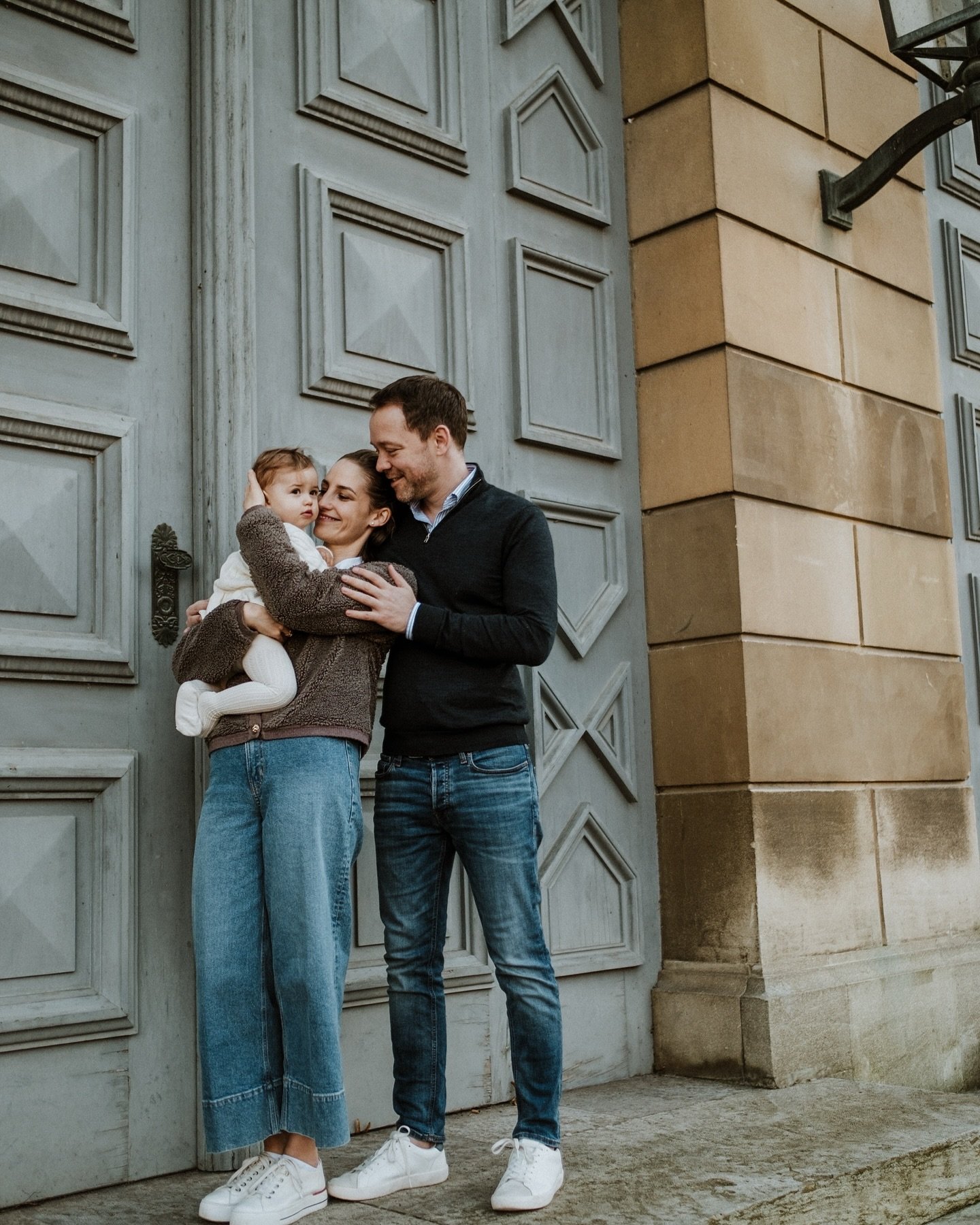 Ein Familienfotoshooting an einem Eurer Lieblingsorte. Ihr kuschelt, lacht, verbringt Zeit miteinander &ndash; diese echten, allt&auml;glichen Momente festzuhalten, ist es, was Familienfotografie so wertvoll und besonders macht. 

FAMILIENFOTOSHOOTIN