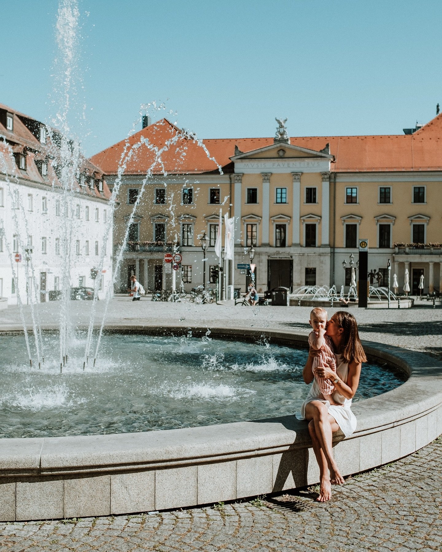 Es war ein Morgen, wie er nicht sch&ouml;ner sein konnte. Die Sonne schickte ihr erstes Licht &uuml;ber die D&auml;cher von Regensburg, die Stra&szlig;en lagen noch im Halbschlaf.

Kein Gedr&auml;nge, kein Warten auf den richtigen Moment. Nur diese k