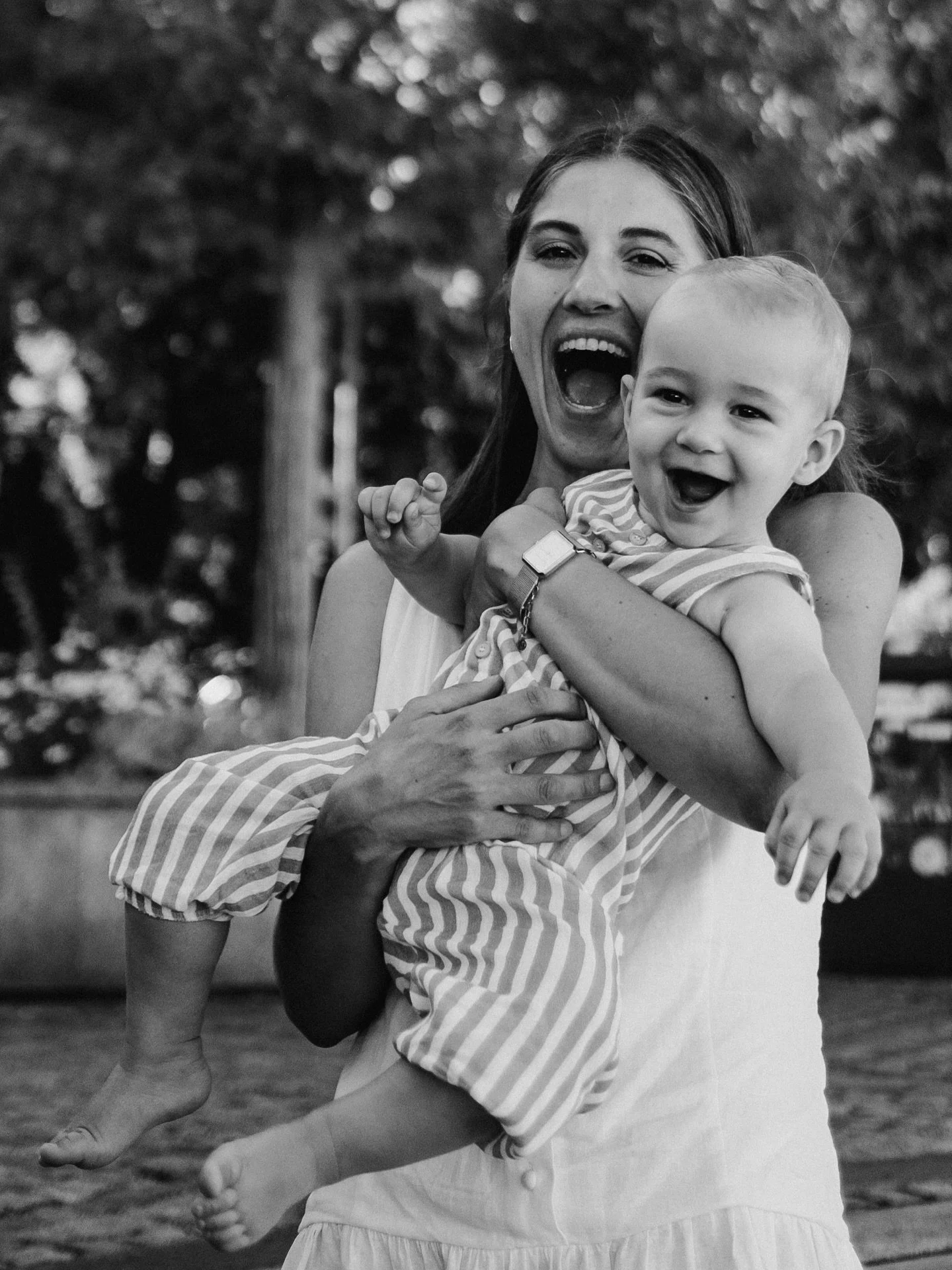 Ich fotografiere keine gestellten Familienbilder. Und das hat einen guten Grund.

Als ich in Melbourne einen Workshop bei einer Fotografin besuchte, war ich wie elektrisiert: Die Familien wurden kaum angeleitet. Sie spielten, liefen, lachten &ndash; 