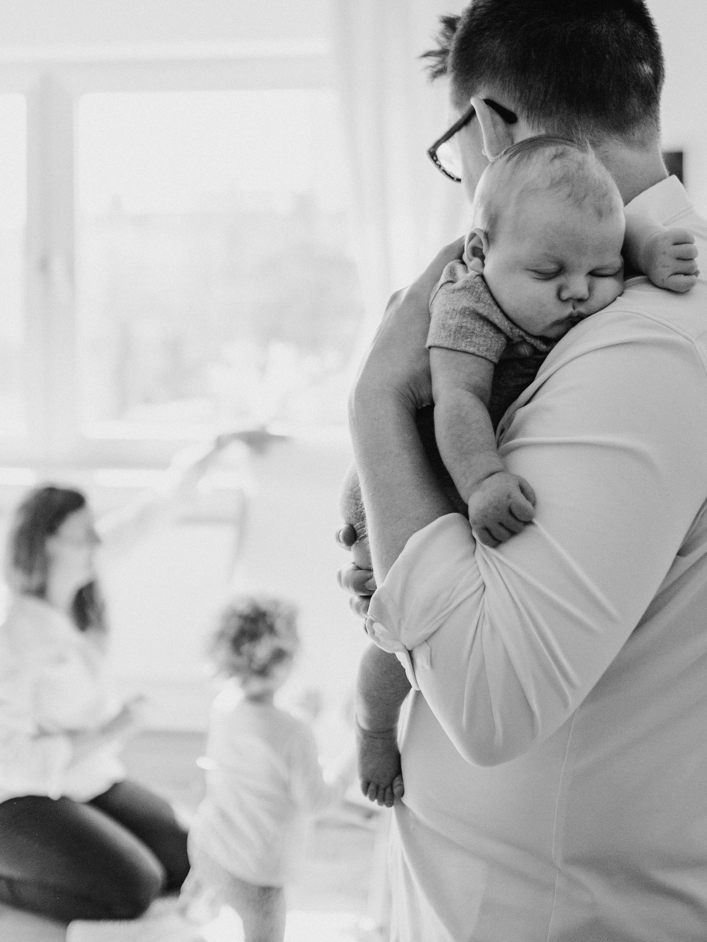 Die meisten denken bei Familienfotos an Bilder, auf denen alle in die Kamera schauen.

Dabei entstehen die ehrlichsten und sch&ouml;nsten Momente genau dann, wenn niemand hinsieht.
.
.
.
.
.
FAMILIENFOTOGRAFIE REGENSBURG
NEUGEBORENENFOTOGRAFIE
UNGEST