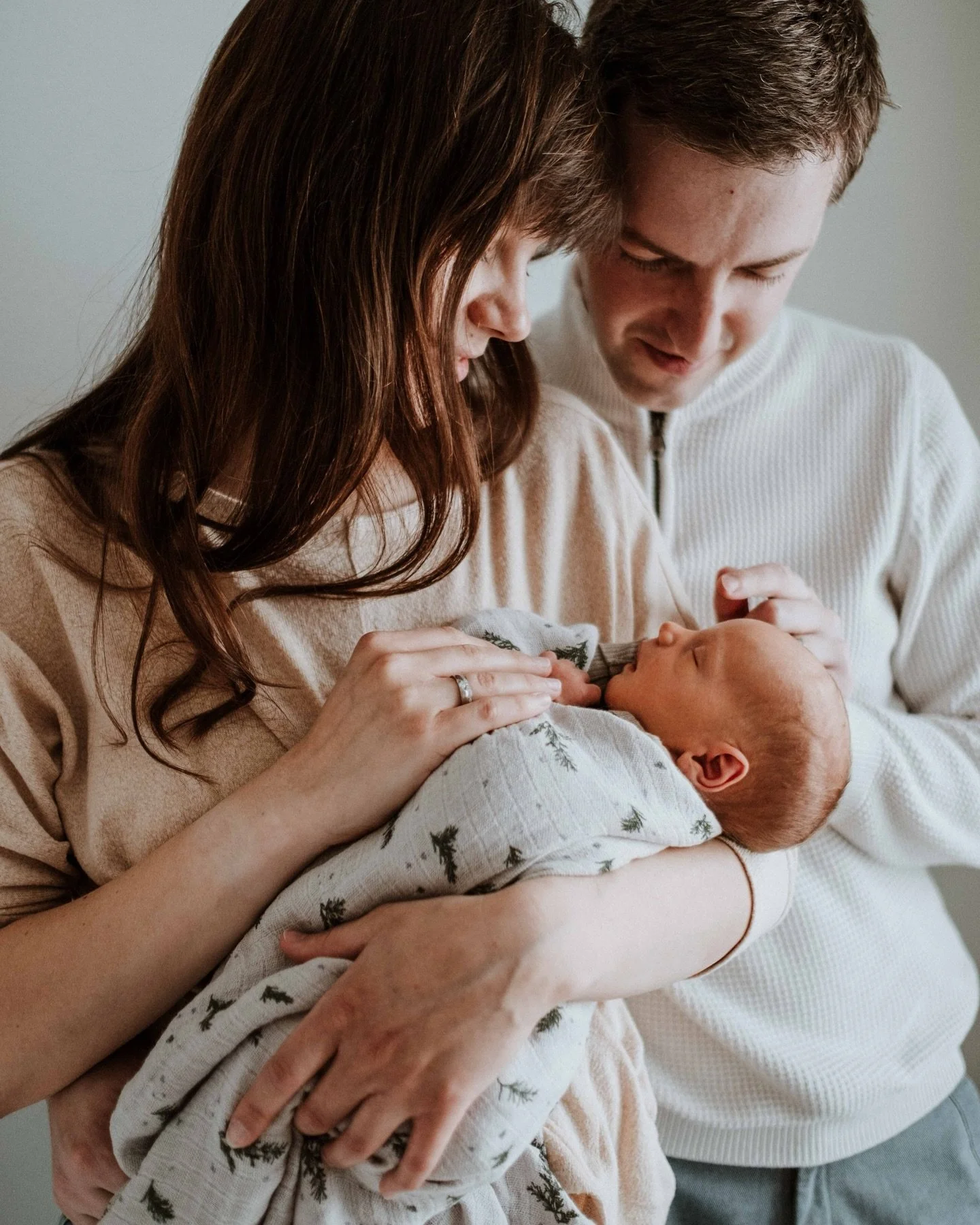 Der Ort entscheidet, wie sich Babyfotos sp&auml;ter anf&uuml;hlen. 

Der Ort, an dem eure Fotos entstehen, ist mehr als nur ein Hintergrund.
Er entscheidet dar&uuml;ber, wie sich diese Bilder Jahre sp&auml;ter anf&uuml;hlen.

Zu Hause entstehen Erinn