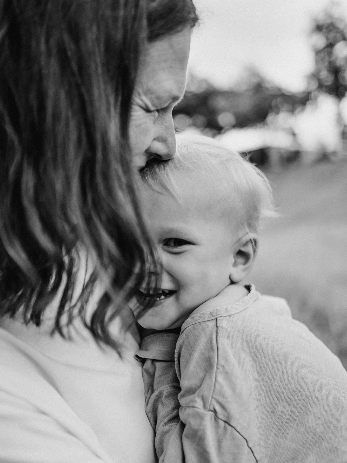 Dieses Jahr habe ich gemerkt:
Ich will unbedingt wieder Fotos von uns machen lassen.

Meine Tochter wird 17.
Wir sind uns sehr nah, und das ist wundersch&ouml;n.
Gleichzeitig ist sie immer &ouml;fter unterwegs, immer mehr in ihrer eigenen Welt.
Und m