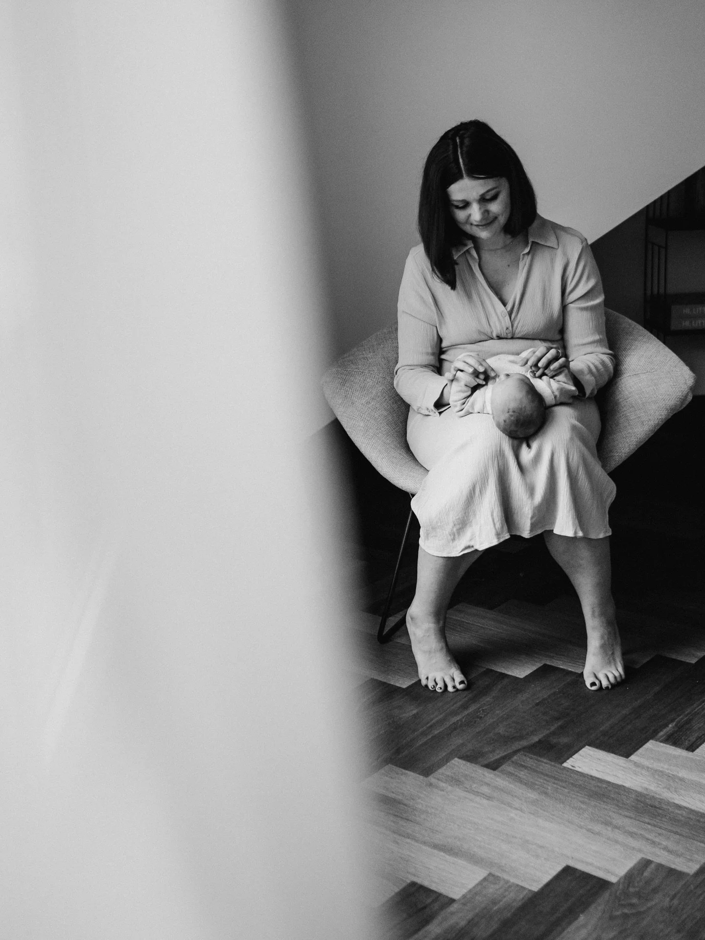 Neugeborenenfotoshootings sind bei mir keine &bdquo;Termine&ldquo;.

Sie sind Begegnungen.

Bevor ich anfange zu fotografieren, nehme ich mir Zeit. Die Kamera bleibt am Anfang oft noch unten. Ich setze mich zu den Geschwisterkindern auf den Boden, ge