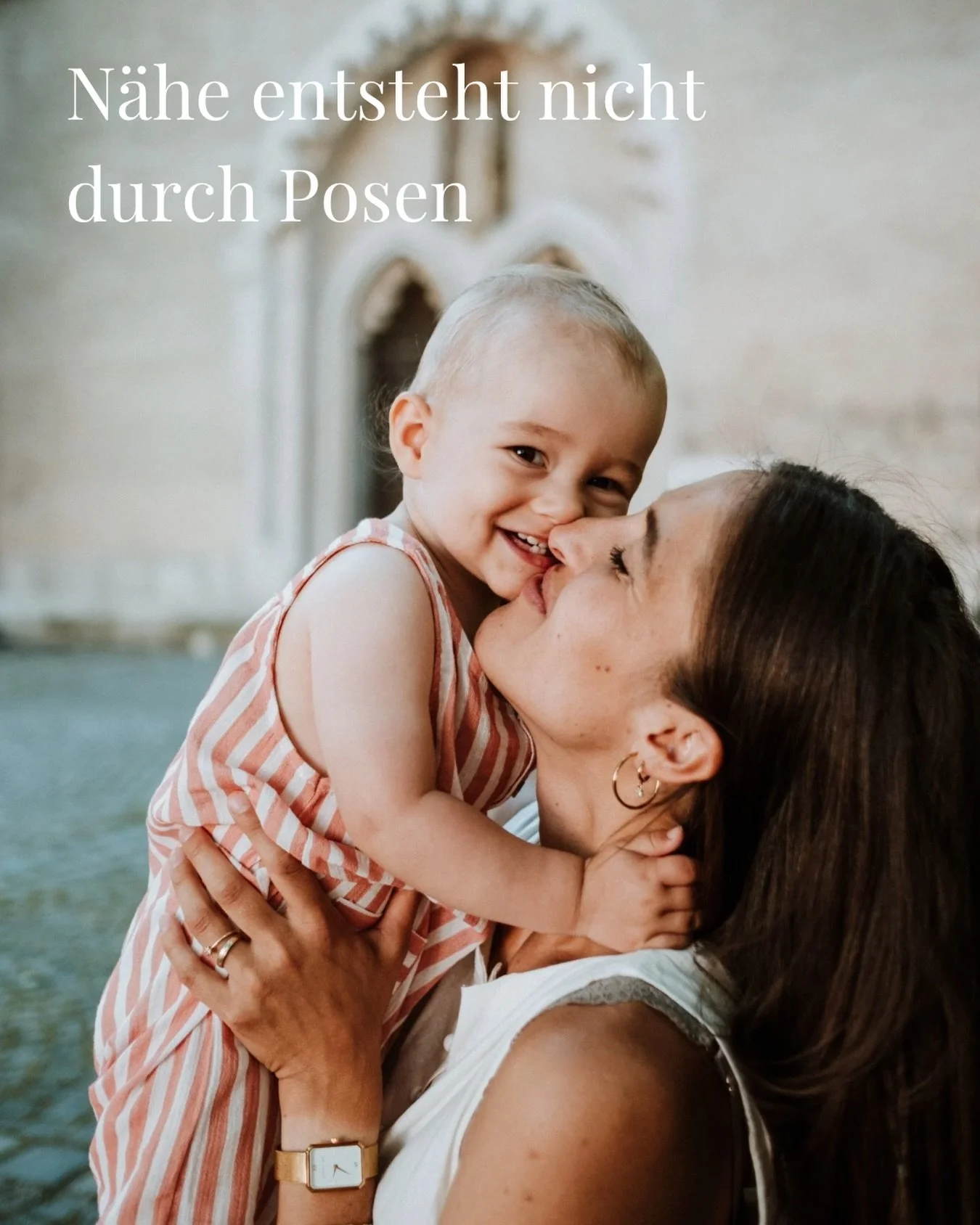 N&auml;he entsteht nicht, weil ich euch sage, wie ihr stehen oder euch verhalten sollt.

Sondern in den Momenten,
in denen ihr wirklich miteinander seid.

Wenn ihr euch anschaut, lacht, kuschelt
oder einfach kurz innehaltet.

Genau darauf achte ich b