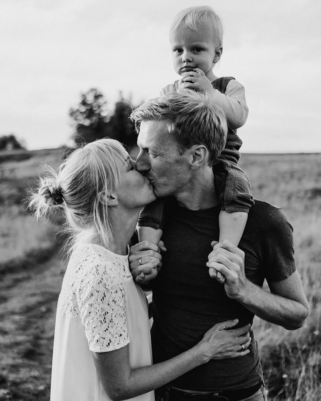 Diese Location h&auml;tte nicht zu jeder Familie gepasst.

Und genau deshalb war sie f&uuml;r diese so richtig.

Ein bisschen wild, viel Natur, hohes Gras, alte B&auml;ume &ndash; kein glatter Hintergrund, sondern ein Ort mit Charakter. Genau das moc