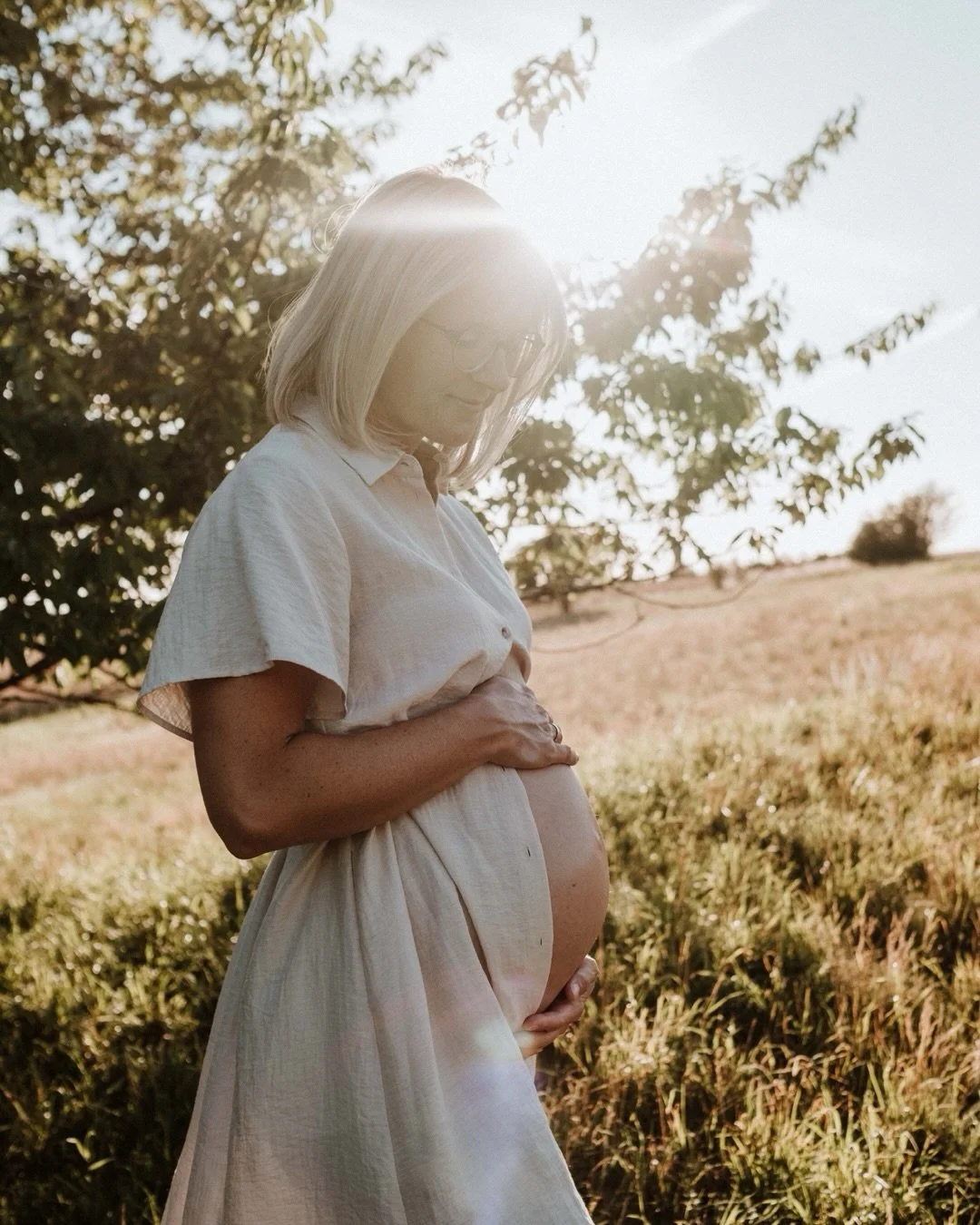 Vor kurzem habe ich dieses Babybauchfotoshooting fotografiert und ich freue mich jetzt schon sehr aufs Wiedersehen.
Denn ich halte nicht nur diese Zeit vor der Geburt fest, sondern auch die ersten Bilder mit ihrem Baby.

Genau das mag ich so an meine