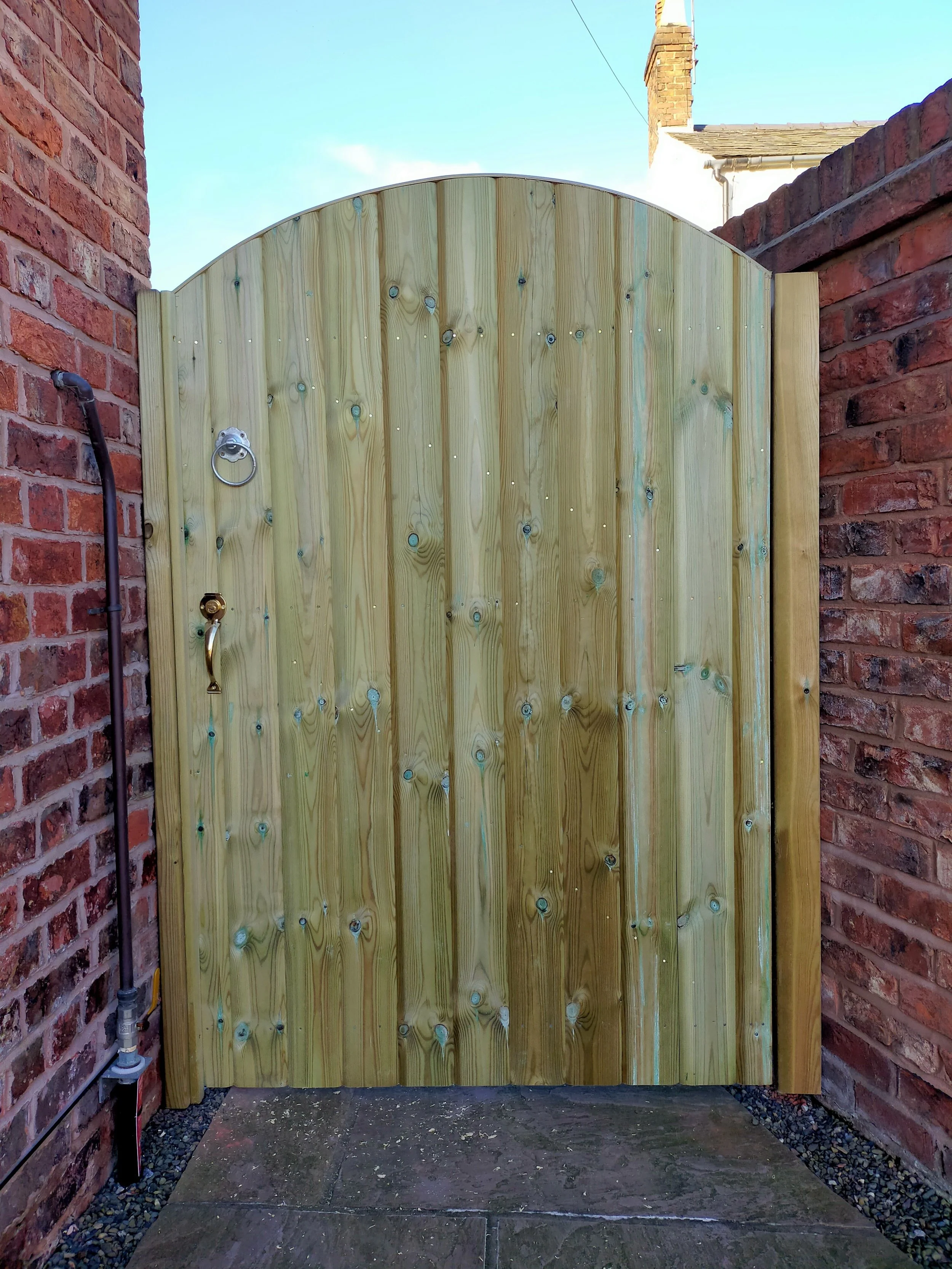 Convex Barrel Board Gate