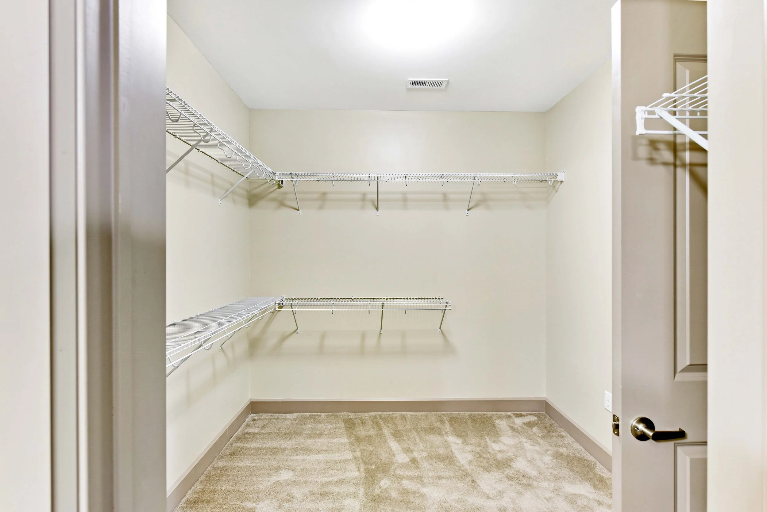 A closet with room for everything ✨ Enjoy the extra space to organize your wardrobe and keep all your favorites in one place. 👗🤍