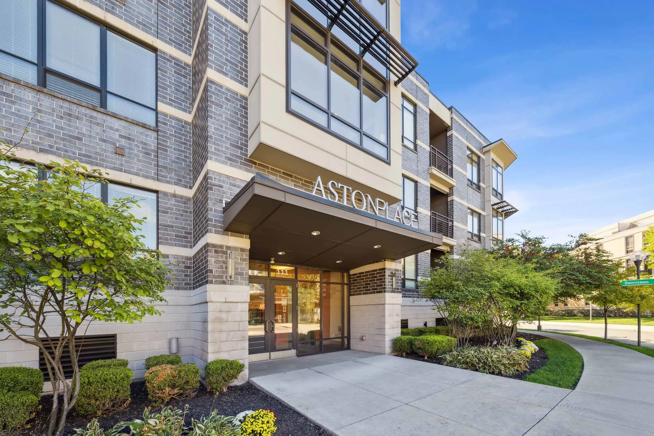 Aston Place | Short North Apartments in Columbus, OH | Building Entrance
