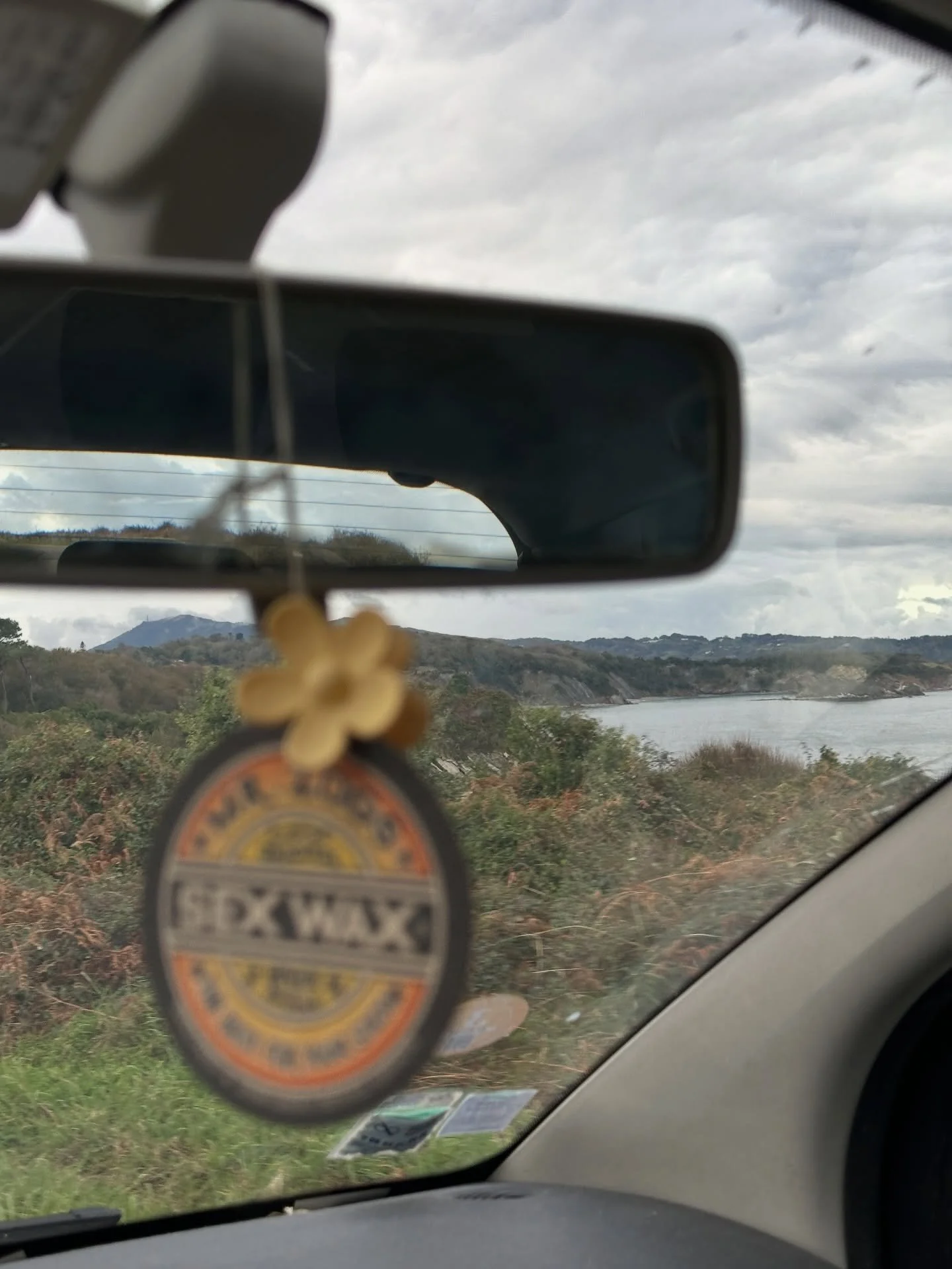 Novembre en quelques images 🎞️

1. Un &eacute;ni&egrave;me aller-retour sur la Corniche 🌊
2. Dernier Point &Eacute;dito avec @tinalma.soins 🐚
3. Au QG en charmante compagnie 🐾
4. Atelier sur l&rsquo;auto-massage avec @voyageusedelavie 💆🏽&zwj;♀️