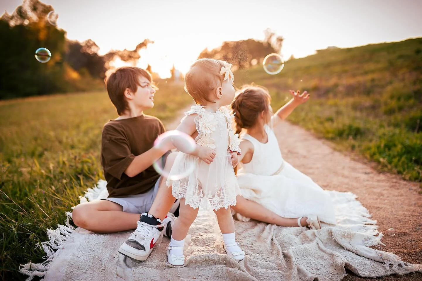 Happy Saturday! I&rsquo;ve learned that when it comes to photographing kids, bubbles and bribery can go a long way 🙃🫧 
&bull;
&bull;
&bull;
&bull;
#goldenhour #bubbles #ncphotographer #lightandlynds #naturallightphotography #eastcoastphotographer #