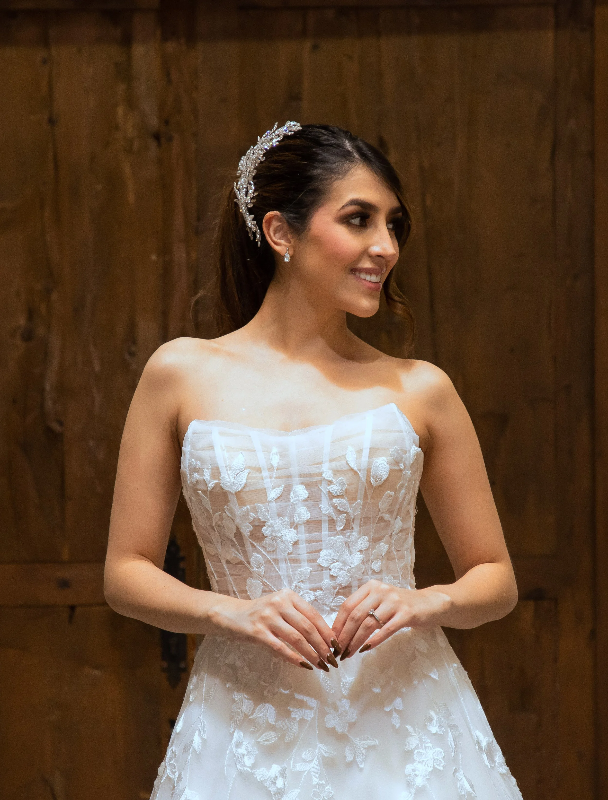 Primer plano del corsé transparente con flores en relieve del vestido de novia Lujo.
