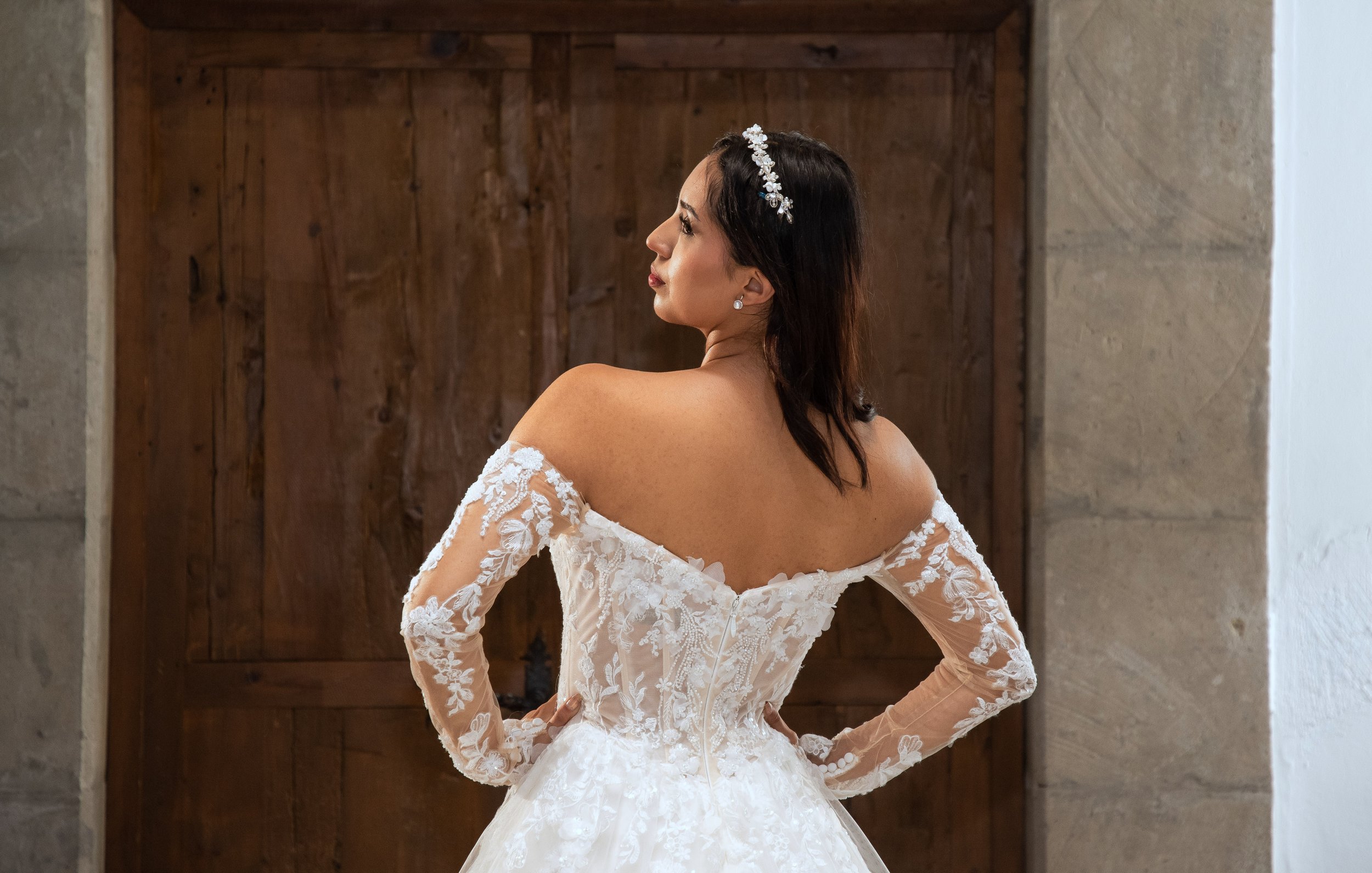 Vista de tres cuartos de la espalda del vestido Martha con mangas de encaje de ilusión.