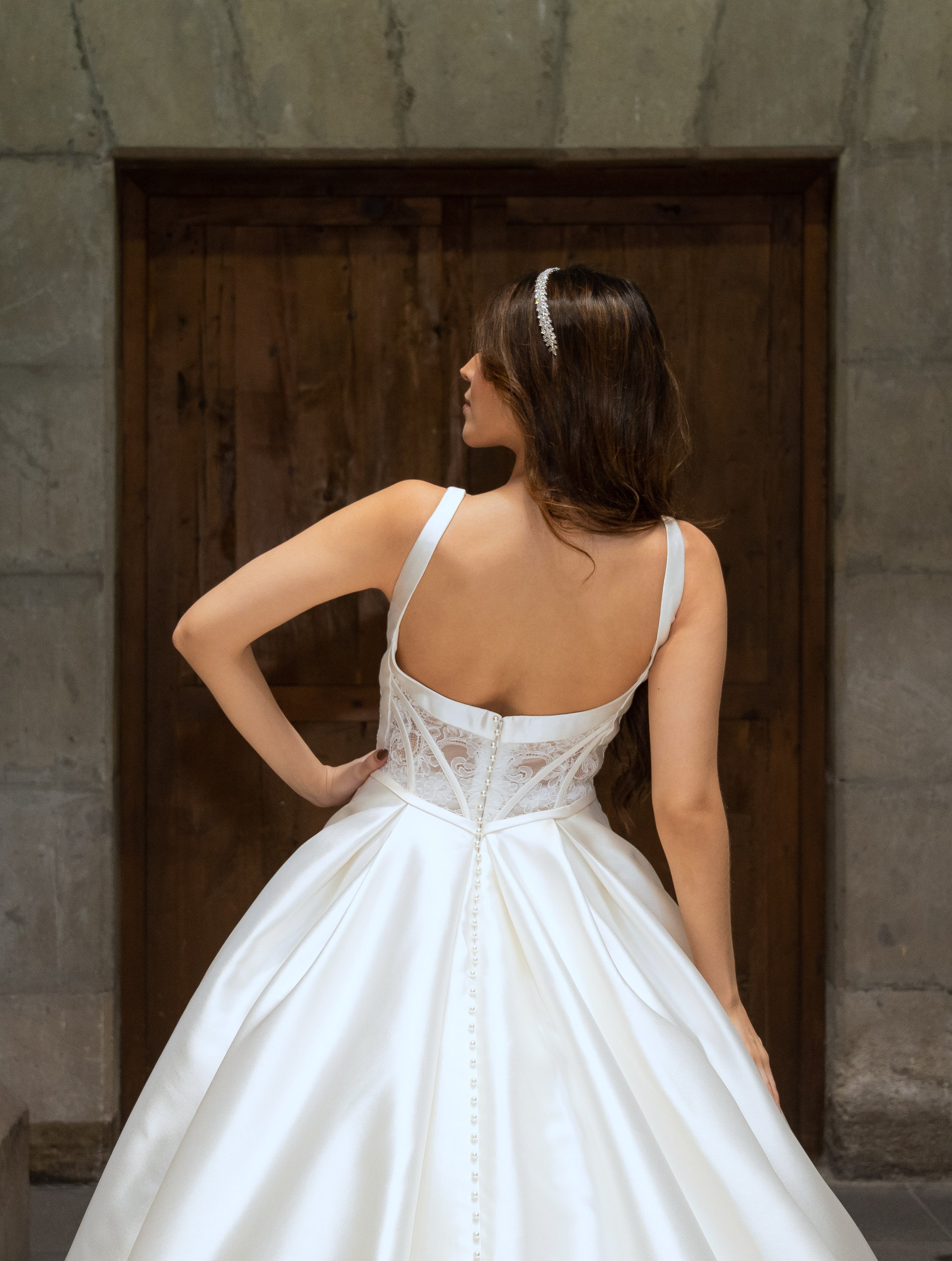 Detalle de la espalda descubierta del vestido Wellrose con corsé de satén y encaje chantilly.