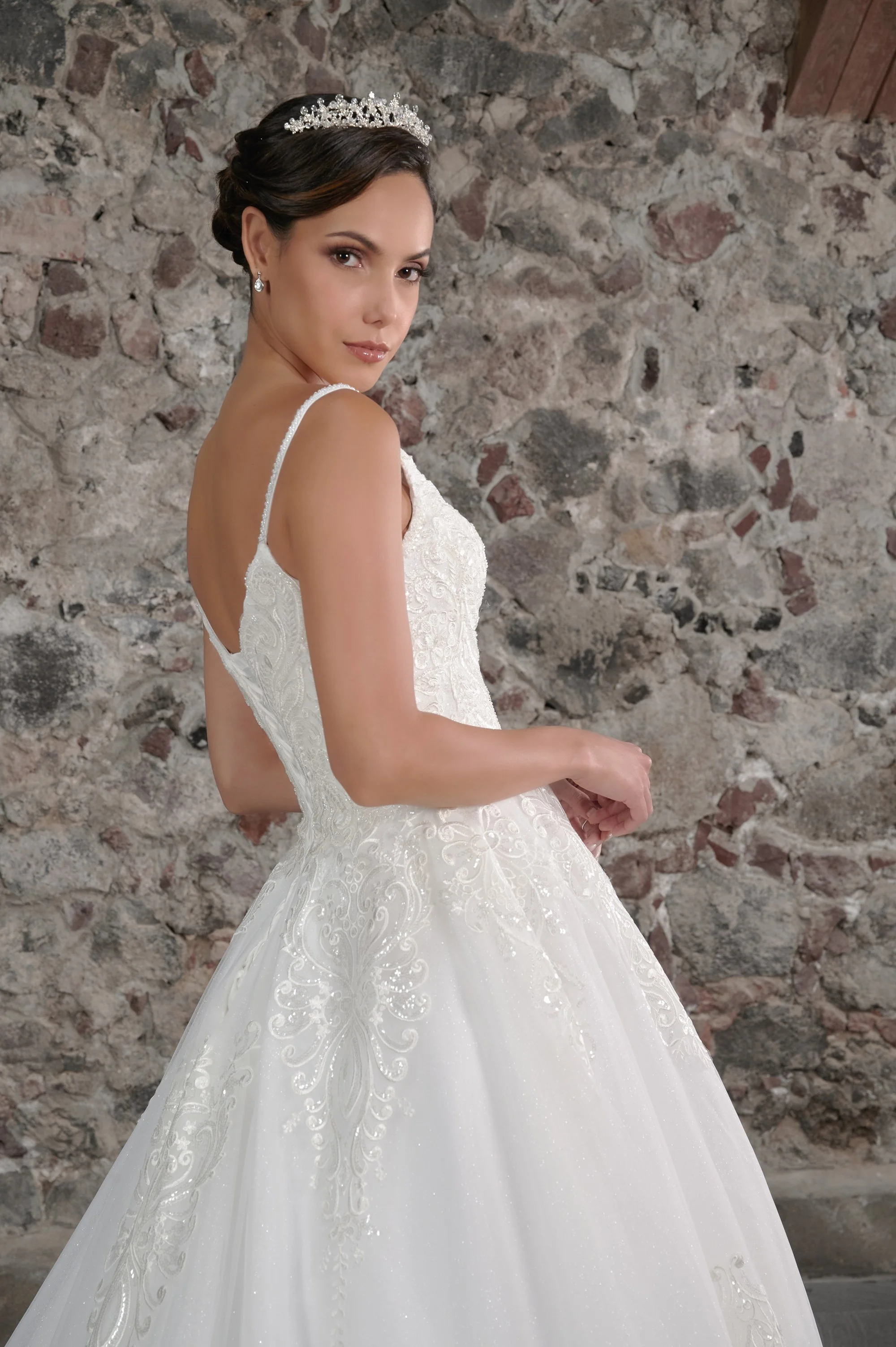 Detalle del corsé de cintas cruzadas y el encaje bordado del vestido de novia Curazao.