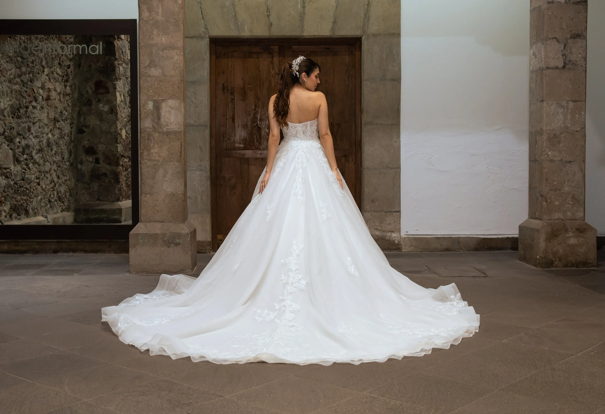 Espalda del vestido de novia Lina con falda de tul y encaje y cola larga.