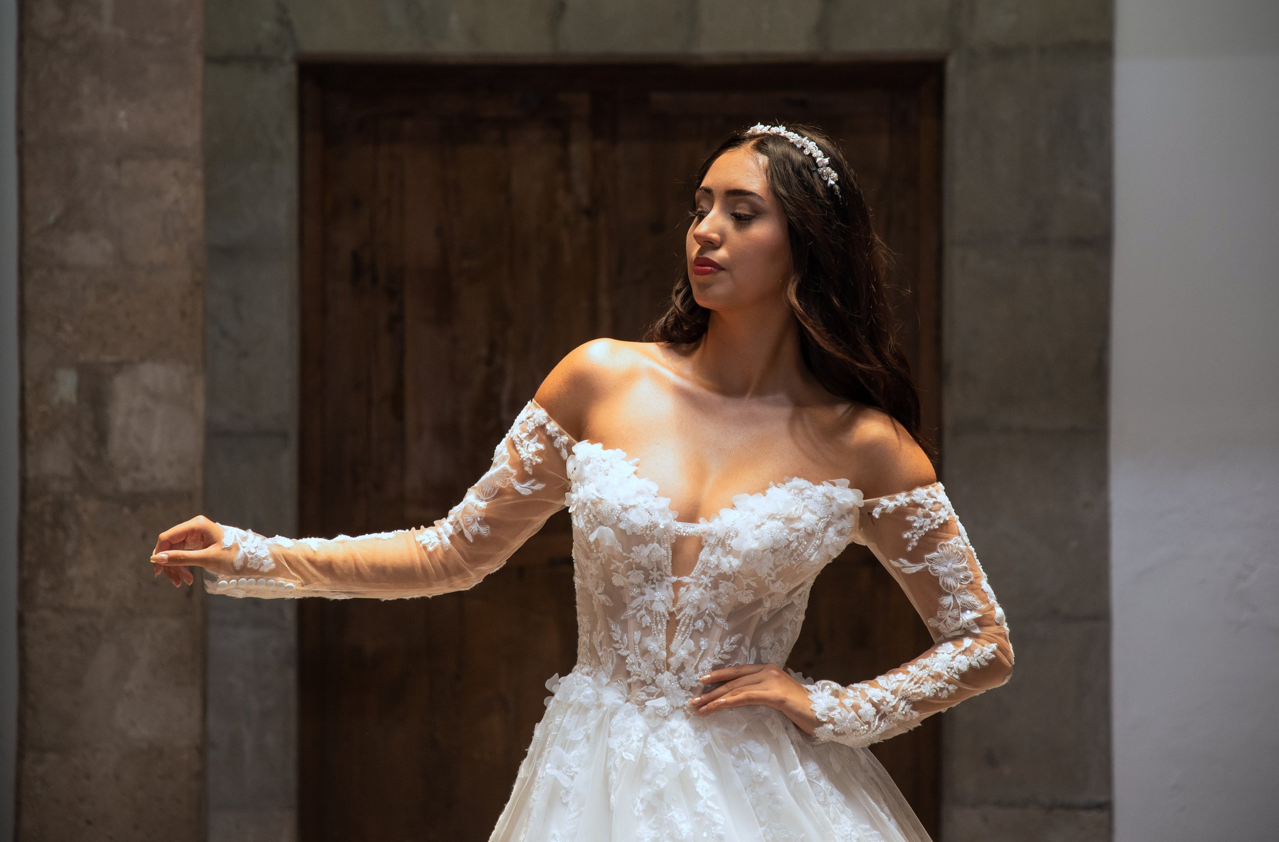 Escote corazón con mangas largas de encaje caídas del vestido de novia Martha.