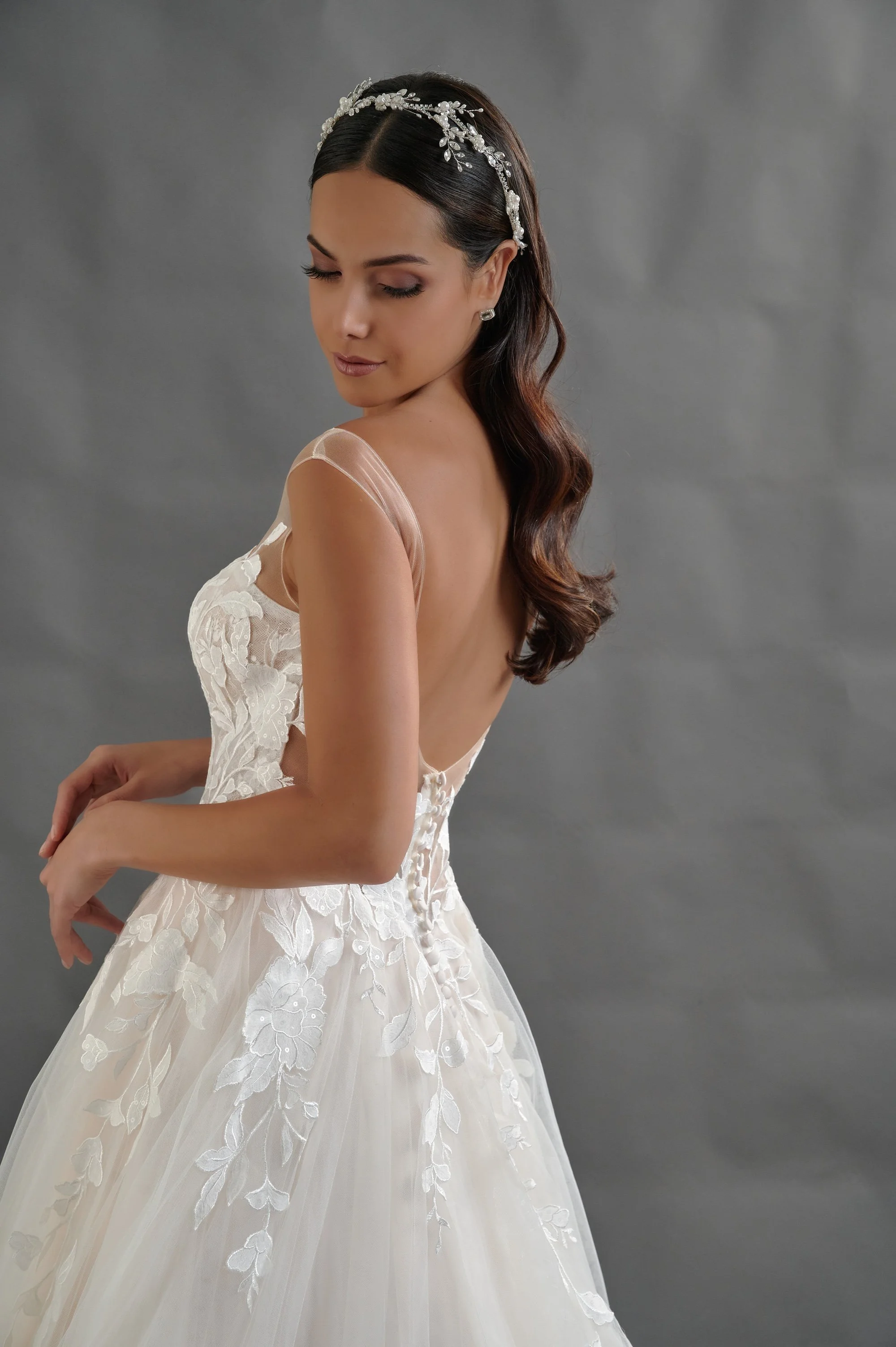 Novia con el vestido Bricia de Bridenformal, princesa de tul con encaje floral, vista frontal con cola.