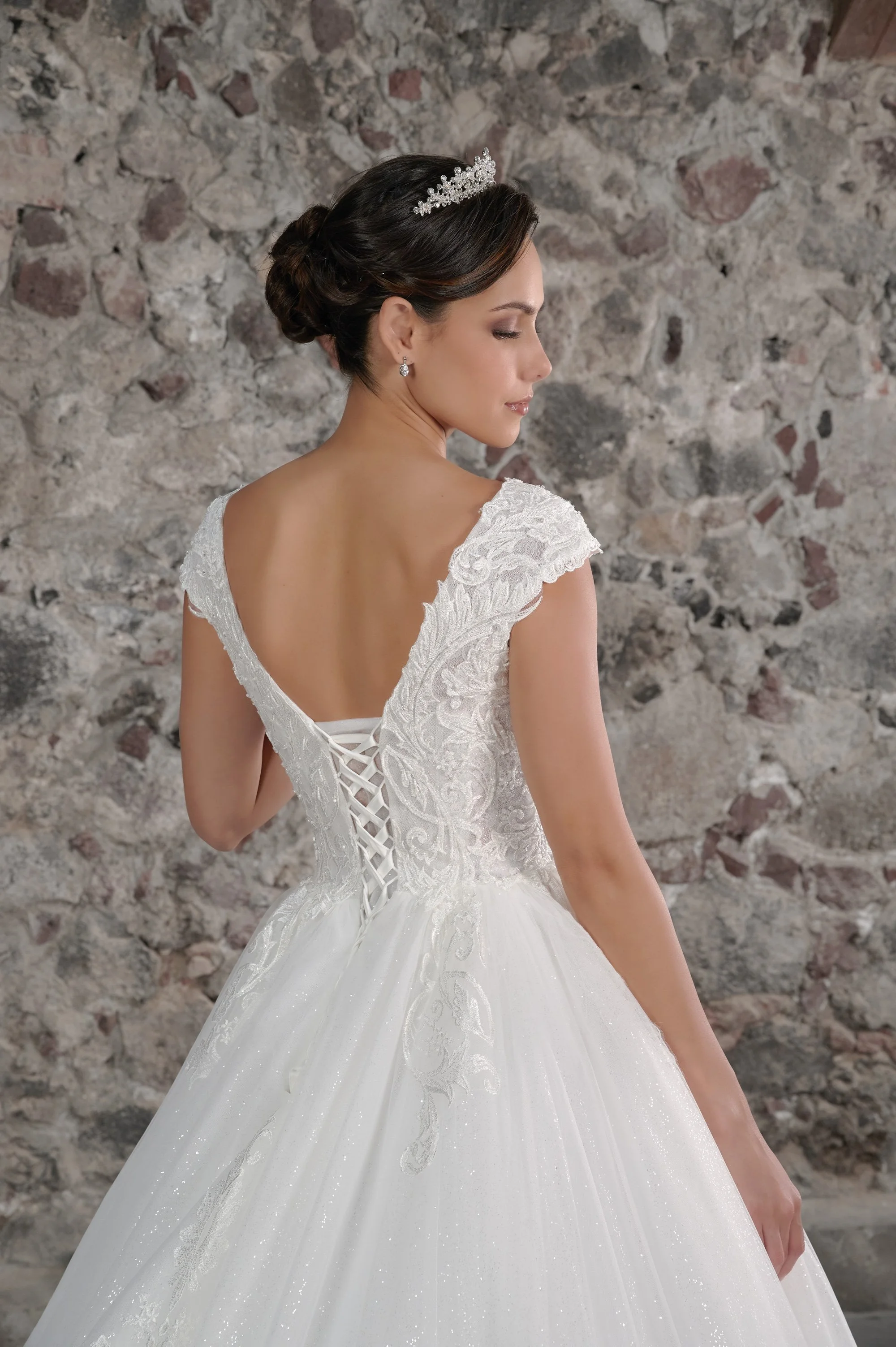 Detalle del corsé de cintas cruzadas y el encaje bordado del vestido de novia Cune.