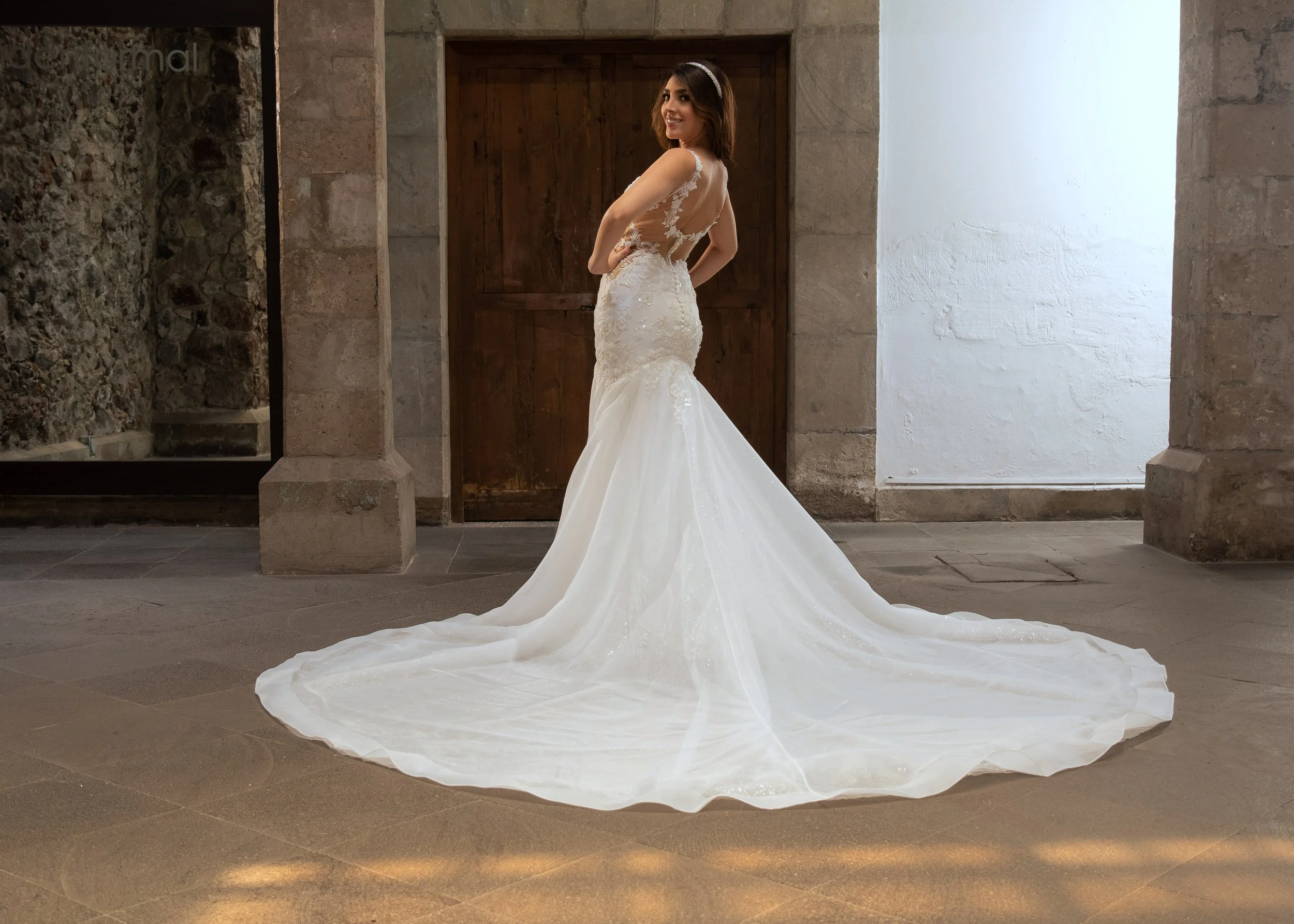 Vestido de novia Wanda de espalda con la cola de organza extendida.