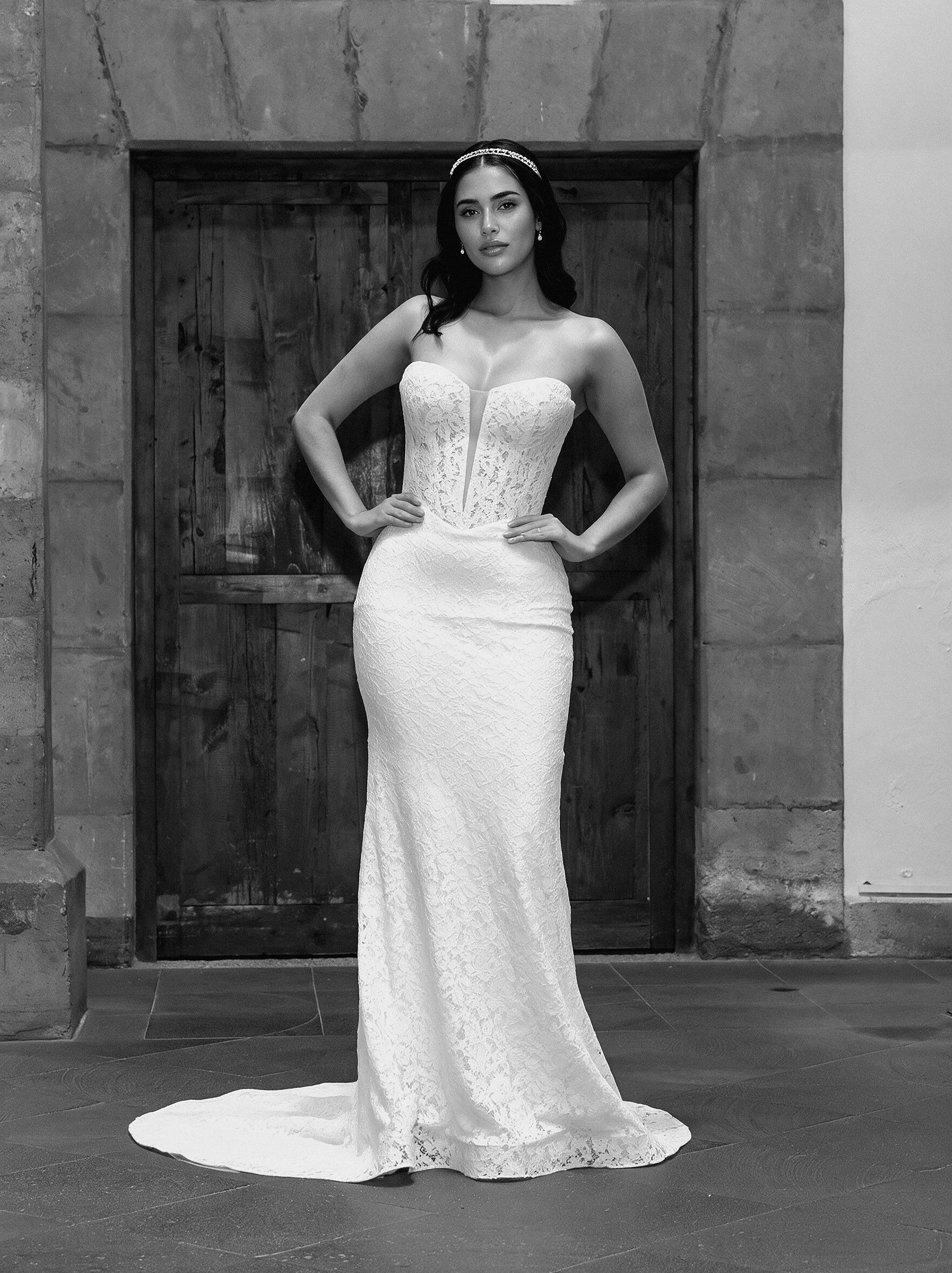 Novia con el vestido Lea de Bridenformal, silueta sirena en encaje floral con escote corazón, vista frontal completa.