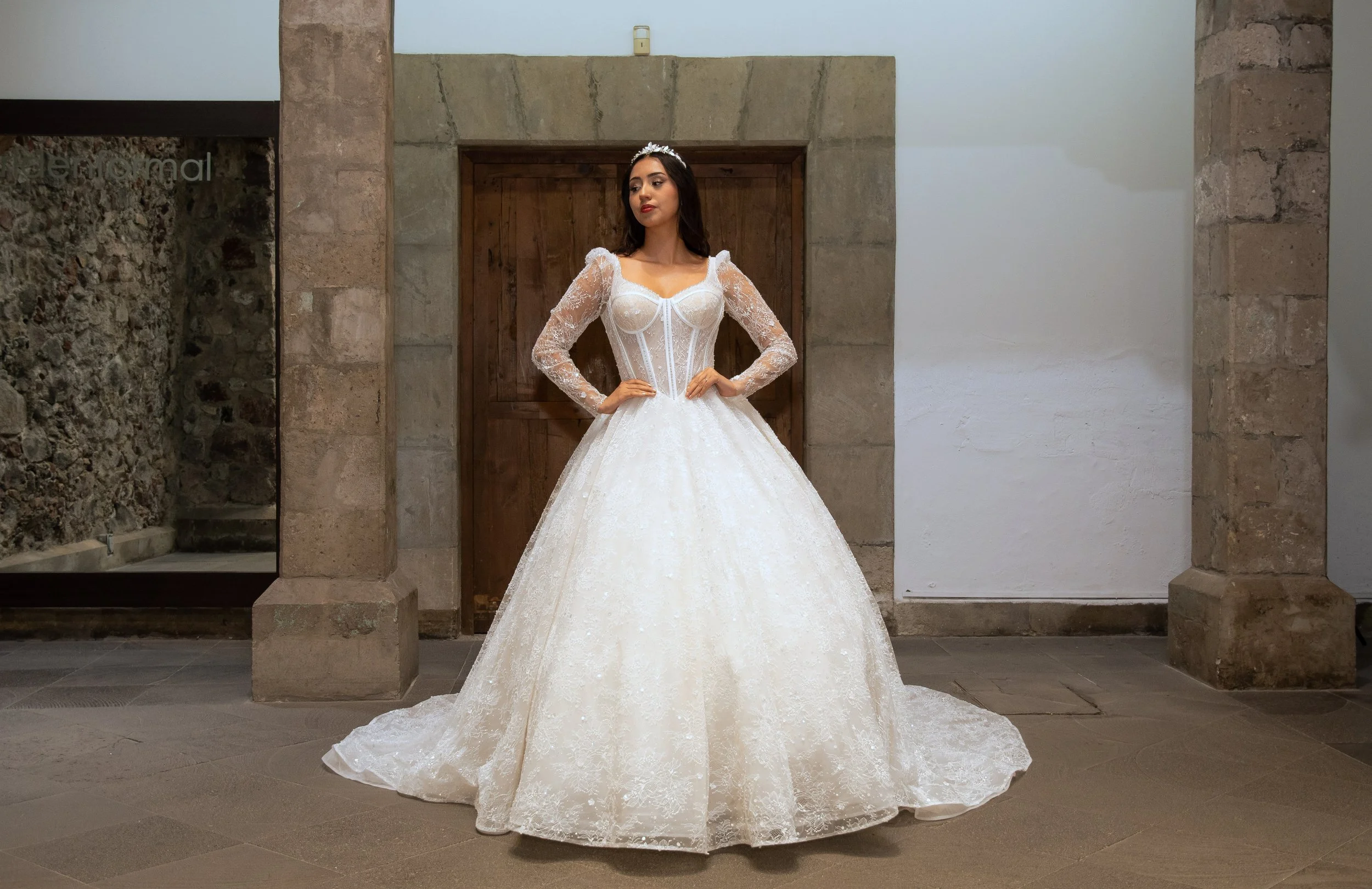 Vestido de novia Luna de frente mostrando el volumen de la falda con brillo.