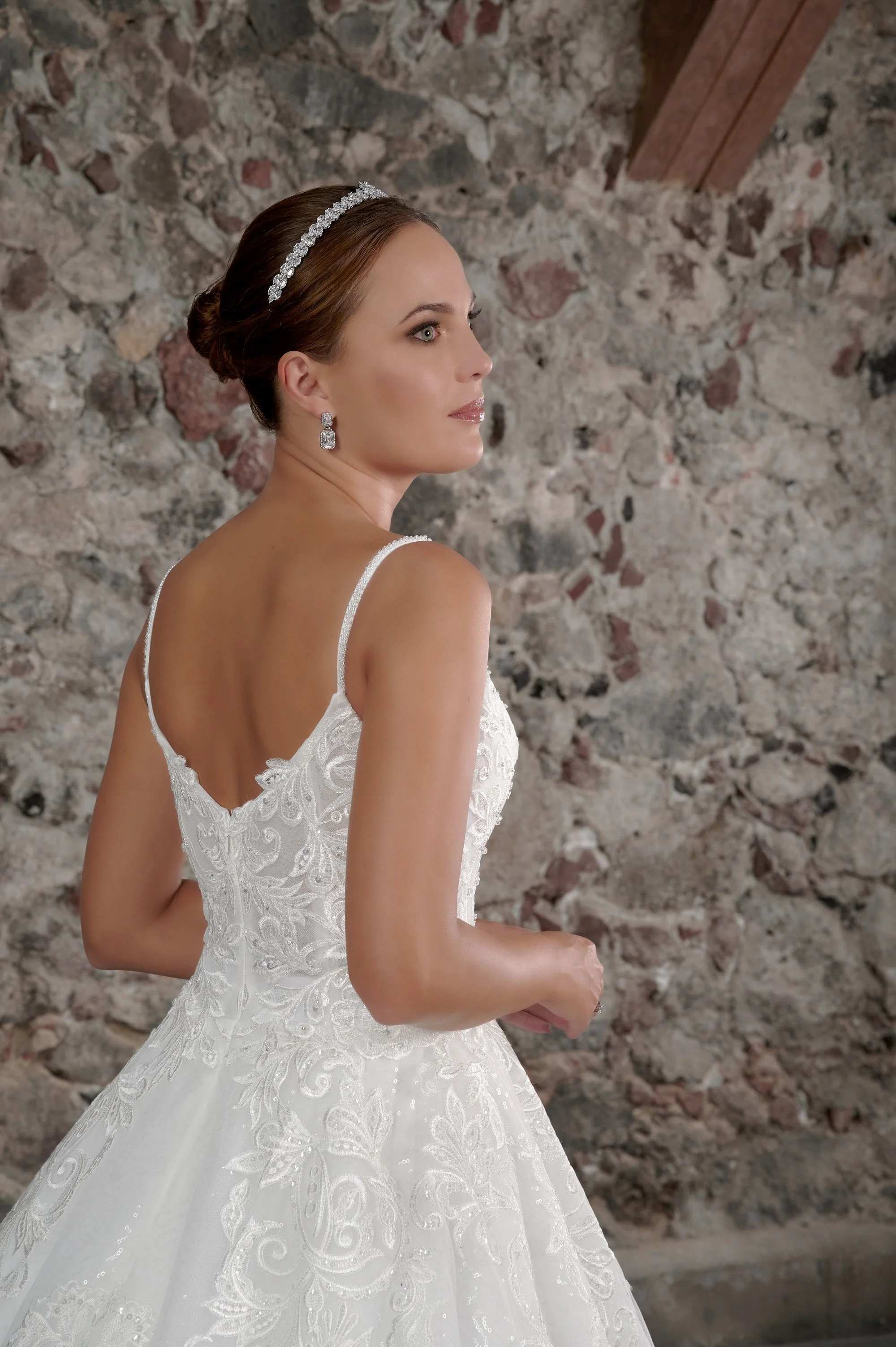 Novia con el vestido Cueto de Bridenformal, princesa de tul con brillo y escote en V, vista frontal con cola.