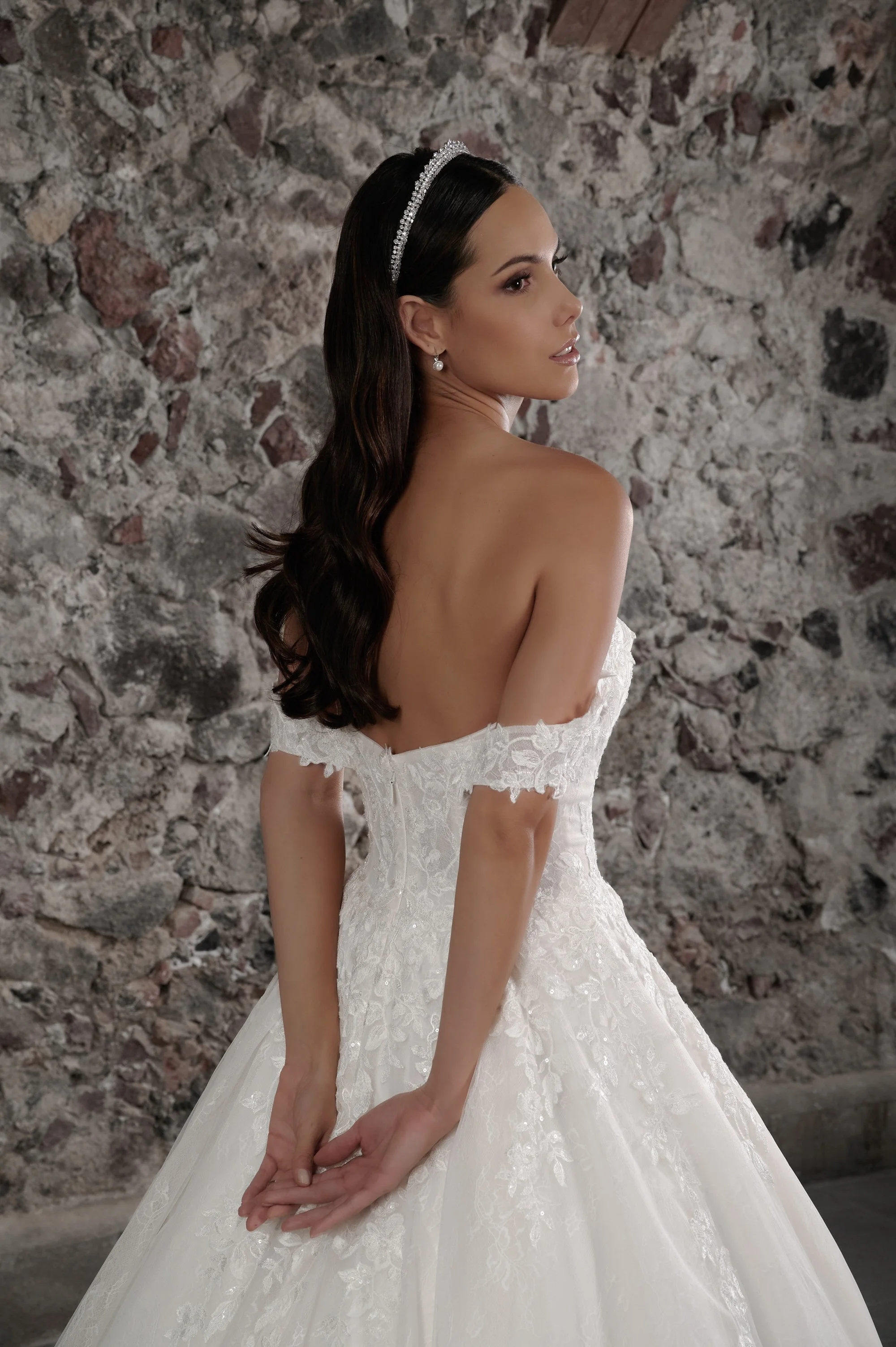 Detalle del corpiño del vestido de novia Camila con encaje bordado y mangas caídas.