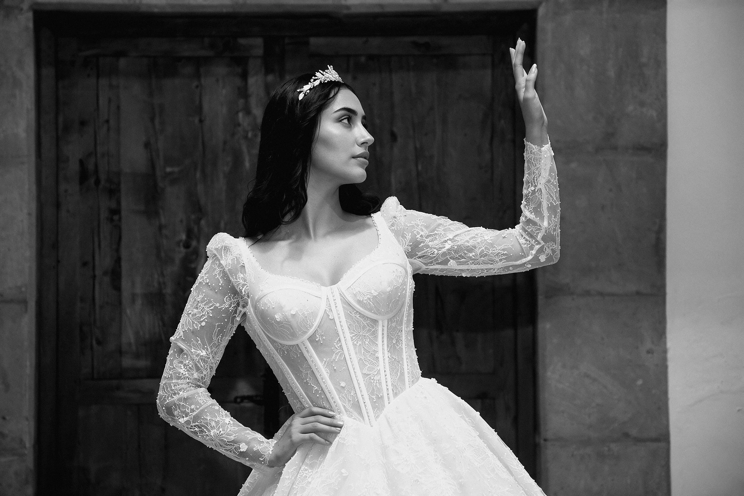 Detalle de las mangas largas de encaje de ilusión y el escote corazón del vestido Luna.